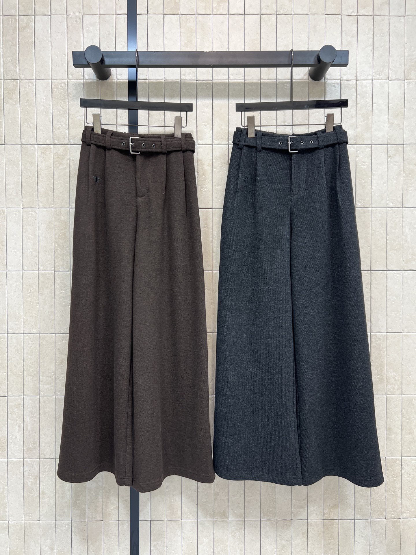 NO:655754,D Home’s 25 new autumn and winter high-waisted woolen wide-leg pants are made of thick fabrics and are super warm for autumn and winter wear!  High waist + same-color belt design modifies the waistline and improves proportions. High-waisted and wide-leg tailoring, trousers slightly mopping the floor, making you look slimmer and taller. Full of retro casual style ~ dark gray is versatile and durable, perfect for commuting or going out on the street!  Pair it with a crop top or sweater to easily create a simple and high-end look. Two colors and three sizes. Size/S-M-L,,dior,alexander wang19860909D家 25秋冬新款 高腰毛呢阔腿裤 采用厚实面料 秋冬穿超保暖！高腰+同色腰带设计 修饰腰线 提升比例产 高腰阔腿剪裁 裤脚微拖地 显瘦显高 复古休闲风满满~深灰色百搭耐看 通勤or出街都很OK！搭配短款上衣或针织衫 轻松打造简约高级感穿搭 两色三码 Size/S-M-L,,dior,alexander wang,Women's clothing