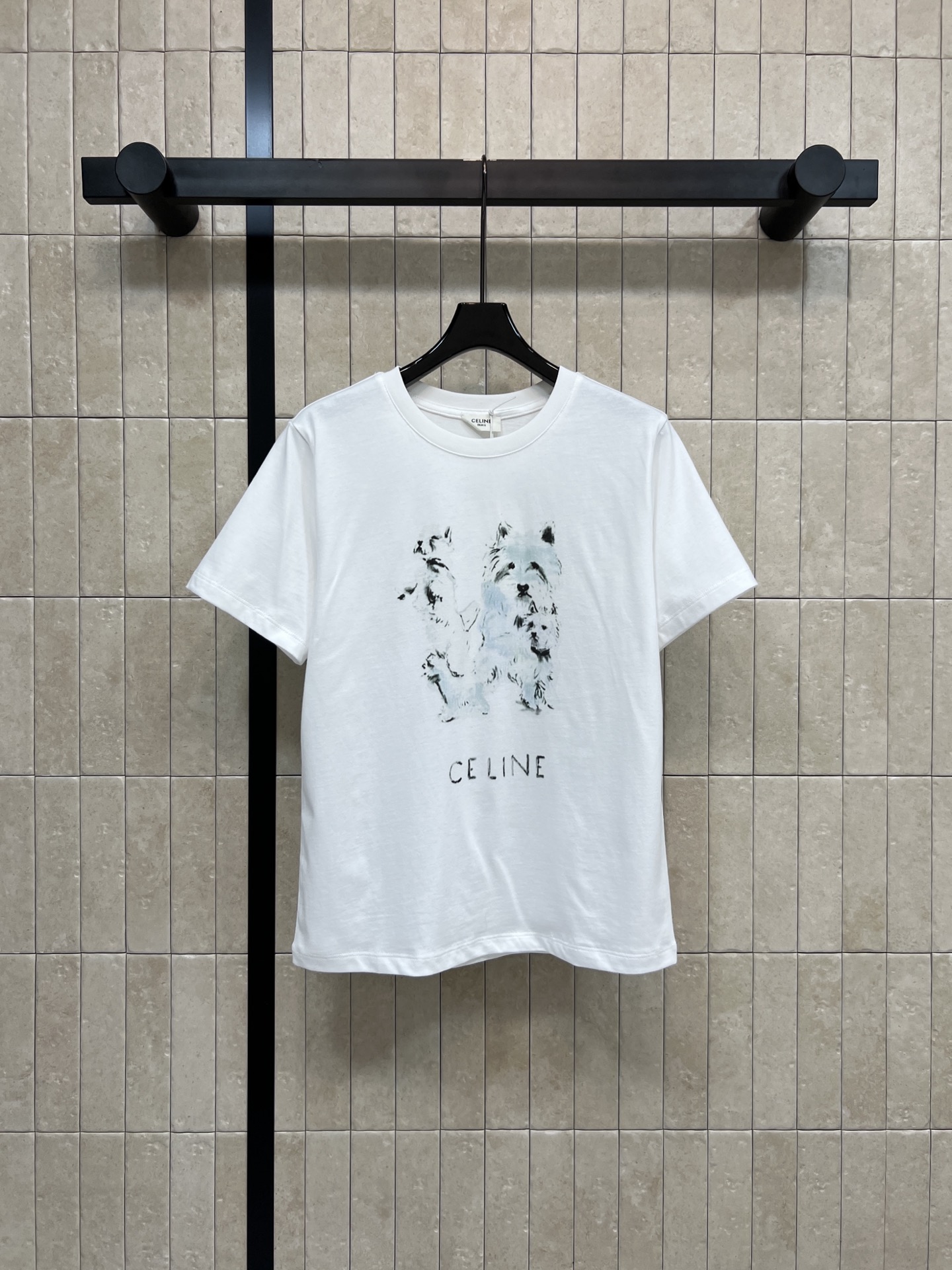 NO:655750,CE Home's new spring and summer 26 dog print short-sleeved T-shirt. Made of heavy pure cotton fabric. The texture is crisp and not easy to deform. Loose fit. Comfortable and comfortable to wear. Cute dog print on the chest. Comes with brand logo. Simple and playful. Whether paired with jeans or a skirt, you can easily create a casual and fashionable atmosphere. Three sizes in one color. Size/S-M-L,,skirts,jeans,T-shirt,tees,t-shirt,alexander wang19860909CE家 26春夏新款 狗狗印花短袖T恤 采用重磅纯棉面料 质感挺括不易变形 宽松版型 穿着舒适自在 胸前可爱狗狗印花 配品牌logo 简约又俏皮 无论搭牛仔裤还是半身裙 都能轻松打造休闲时髦氛围感 一色三码 Size/S-M-L,,skirts,jeans,T-shirt,tees，t-shirt,alexander wang,Women's clothing