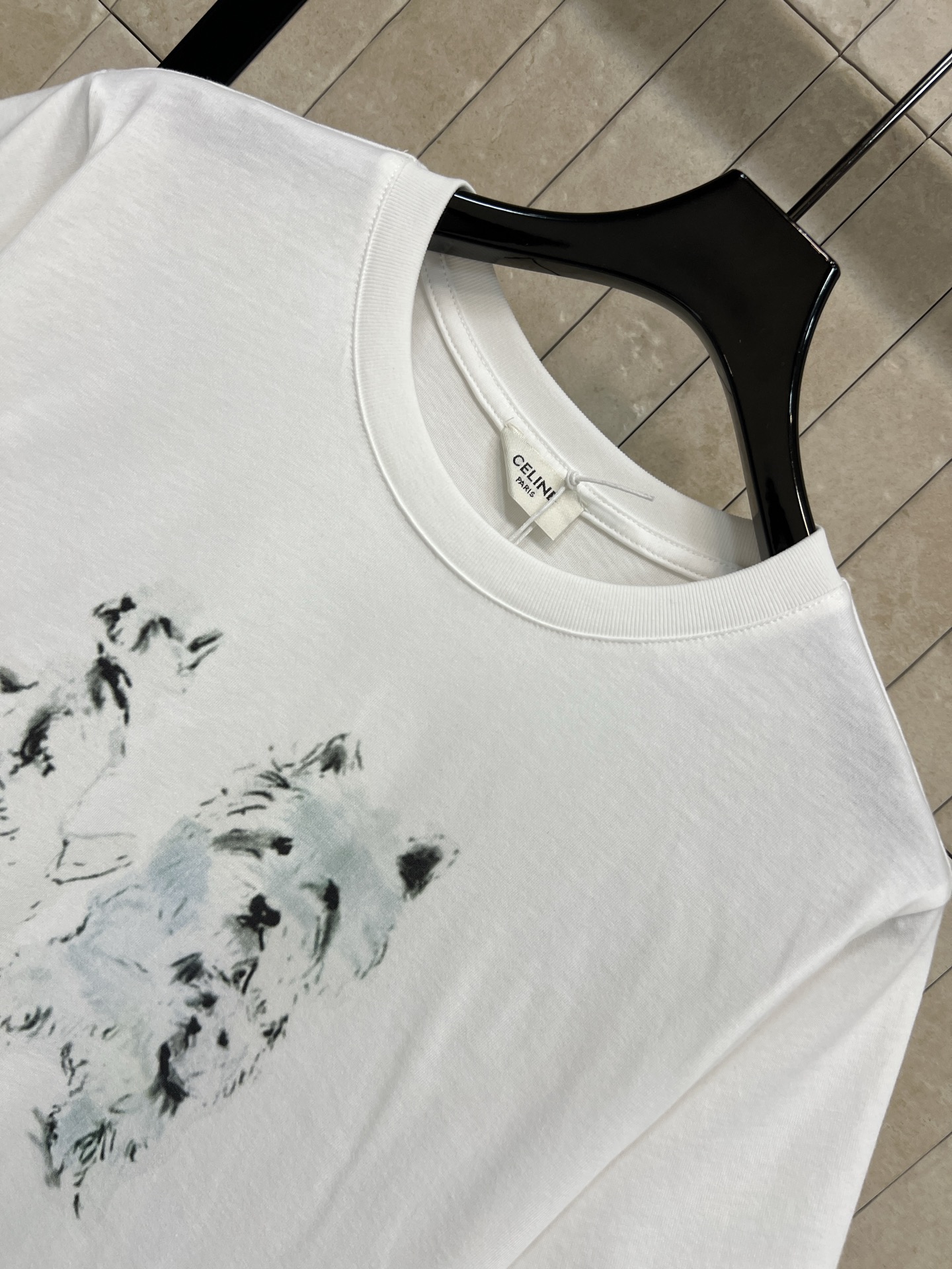 CE家 26春夏新款 狗狗印花短袖T恤 采用重磅纯棉面料 质感挺括不易变形 宽松版型 穿着舒适自在 胸前