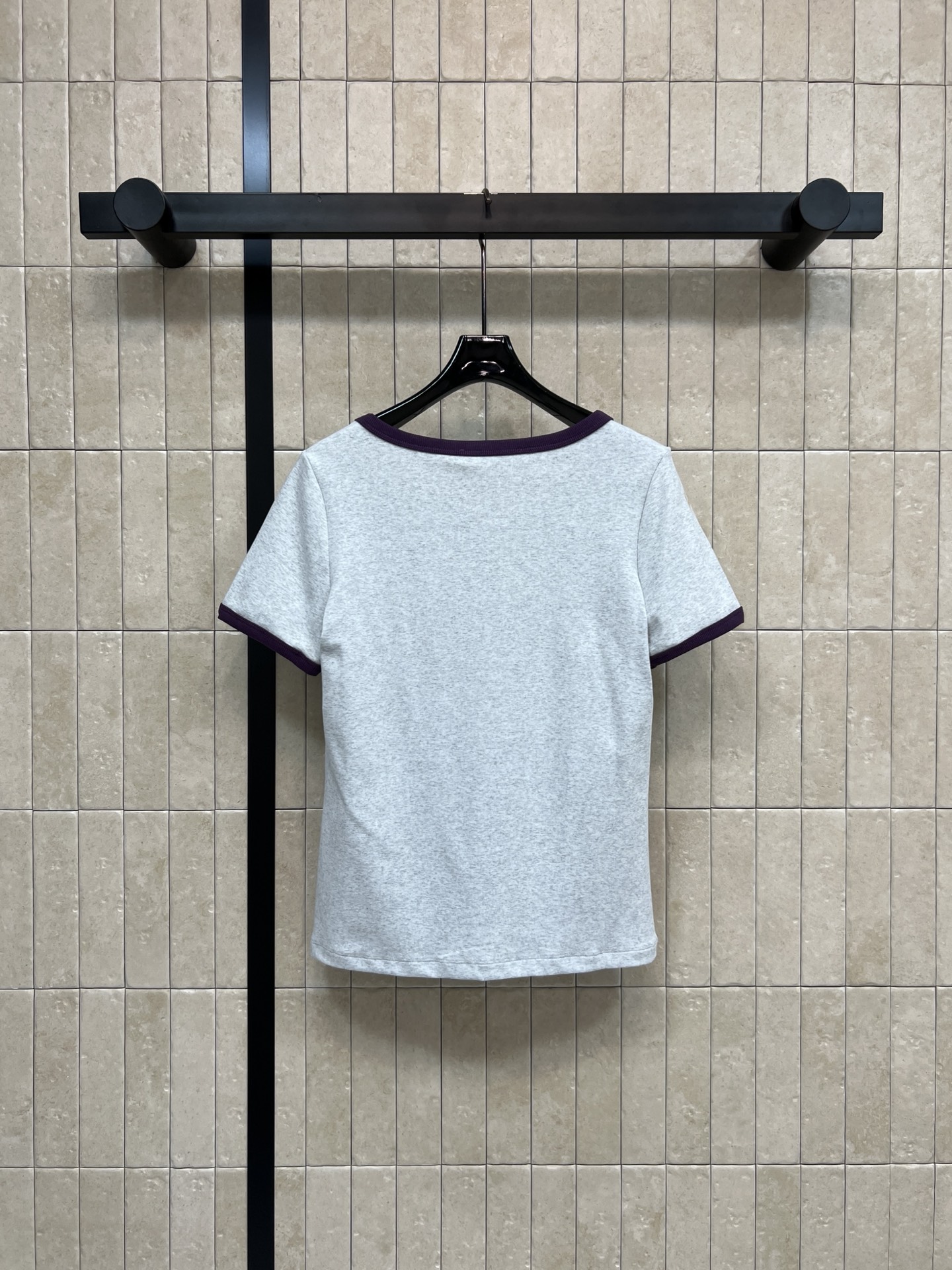 Chloe 26春夏新款 字母印花T恤 灰色主色+绿色Logo 简约又有辨识度！圆领设计 边缘深紫滚边 