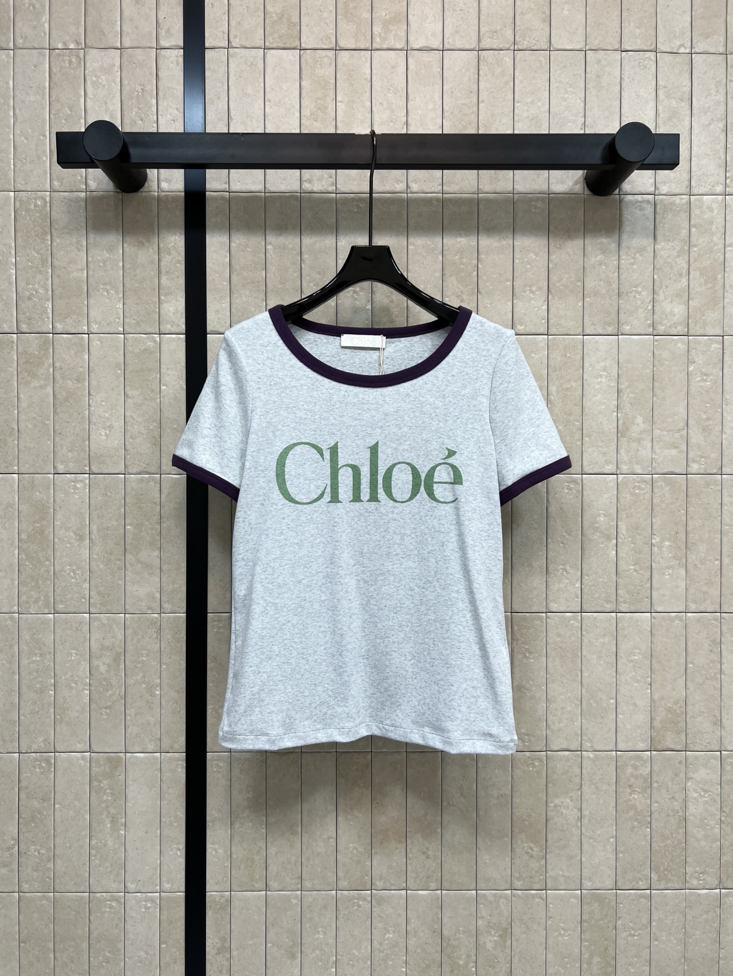 NO:655747,Chloe 26 new spring and summer letter printed T-shirt, gray main color + green logo, simple and recognizable!  Round neck design, deep purple piping on the edges, full of layering~ The cotton fabric is soft and breathable, super comfortable to wear in spring and summer~ loose fit, it goes well with jeans or skirts, casual and fashionable, easy to get your daily look, three sizes in one color, Size/S-M-L,,chloe,loewe,skirts,jeans,tees,t-shirt,alexander wang19860909Chloe 26春夏新款 字母印花T恤 灰色主色+绿色Logo 简约又有辨识度！圆领设计 边缘深紫滚边 层次感满满～ 棉质面料柔软透气 春夏穿超舒服～宽松版型 搭牛仔裤或半裙都很OK 休闲又时髦 轻松get日常造型 一色三码 Size/S-M-L,,chloe,loewe,skirts,jeans,tees，t-shirt,alexander wang,Women's clothing