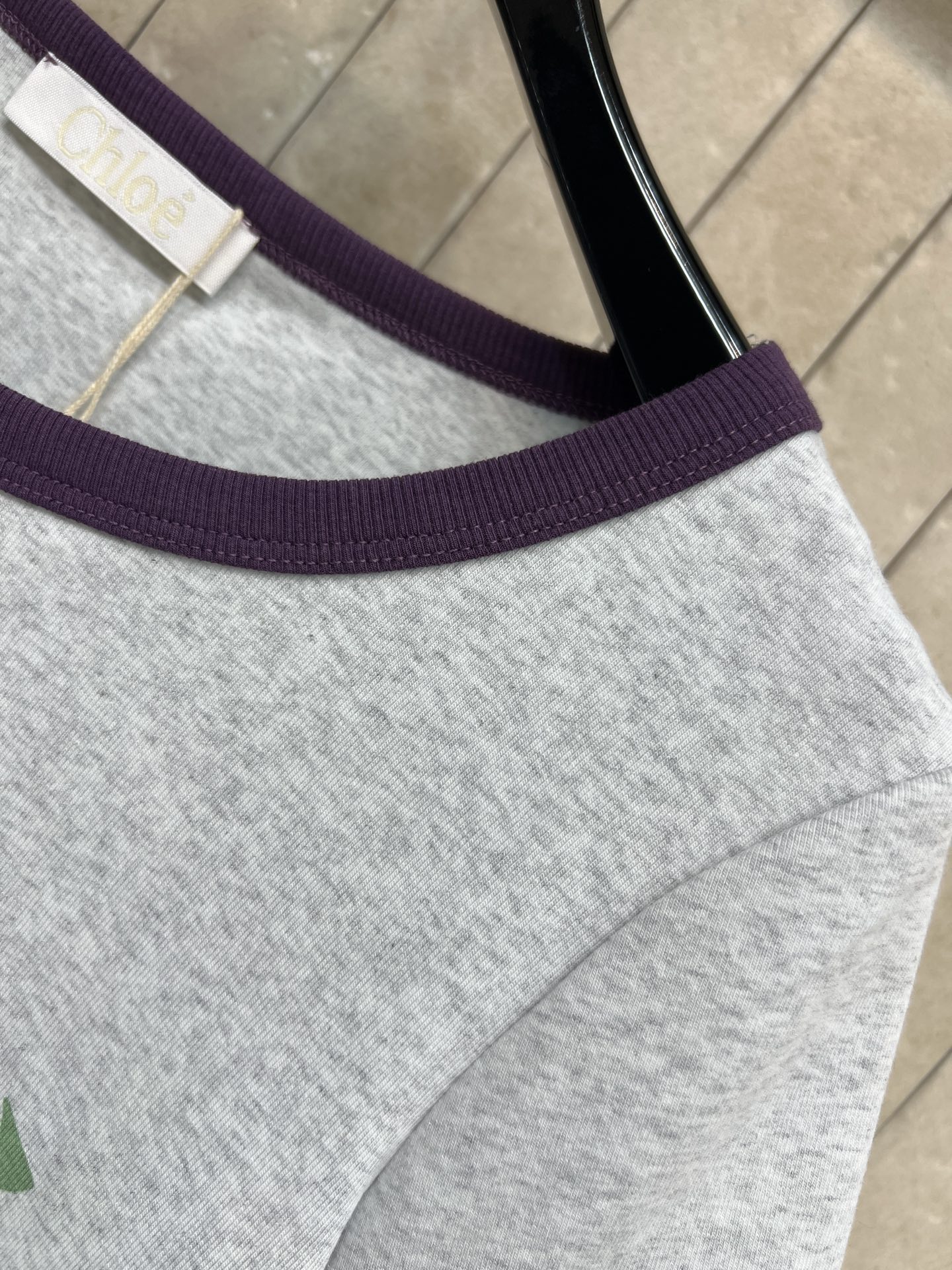 Chloe 26春夏新款 字母印花T恤 灰色主色+绿色Logo 简约又有辨识度！圆领设计 边缘深紫滚边 