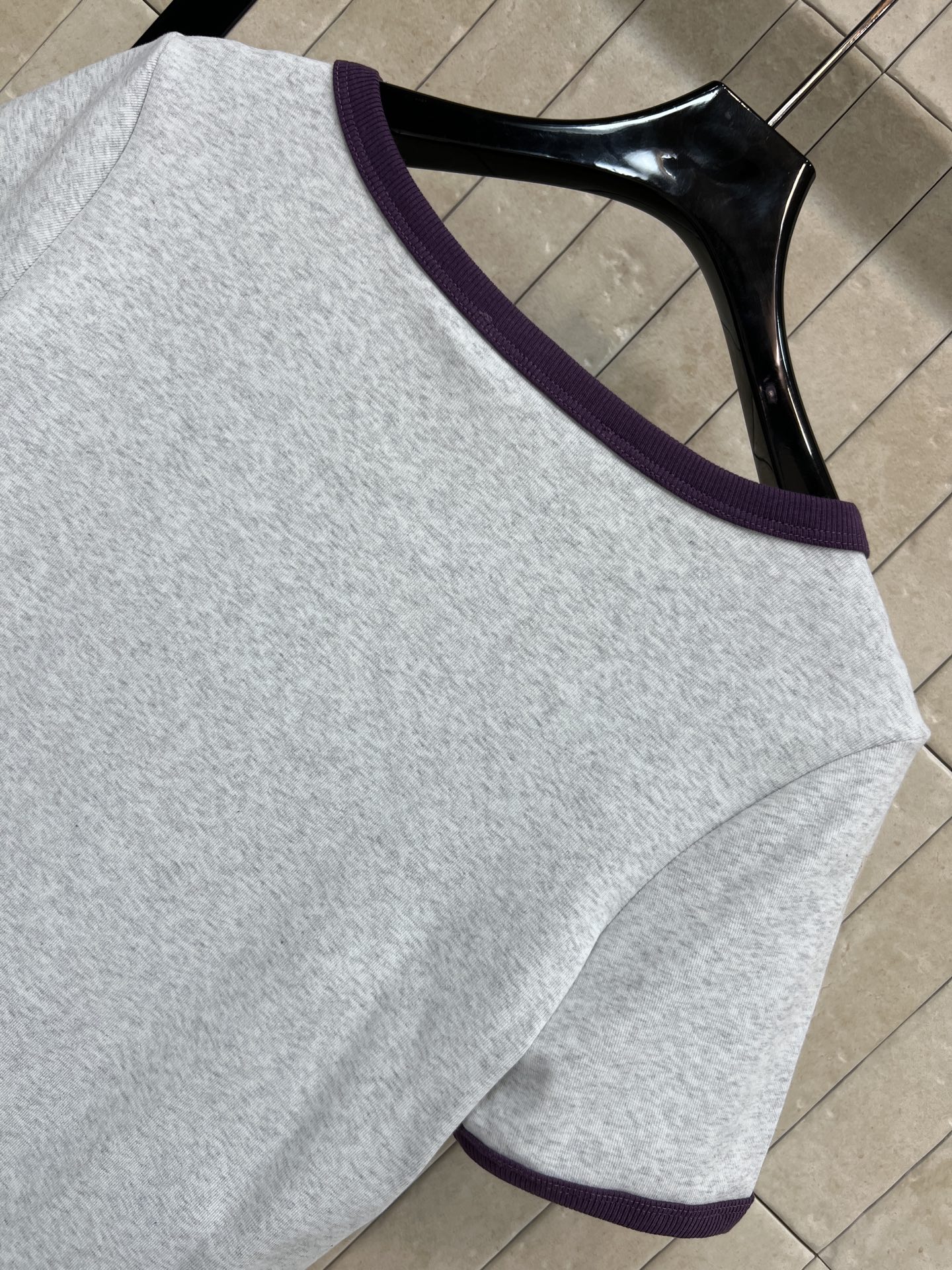 Chloe 26春夏新款 字母印花T恤 灰色主色+绿色Logo 简约又有辨识度！圆领设计 边缘深紫滚边 