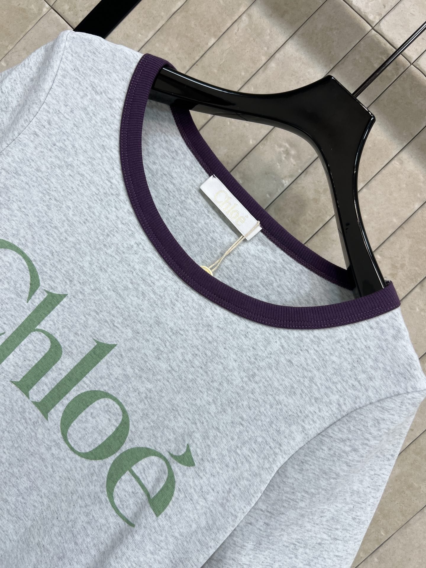 Chloe 26春夏新款 字母印花T恤 灰色主色+绿色Logo 简约又有辨识度！圆领设计 边缘深紫滚边 