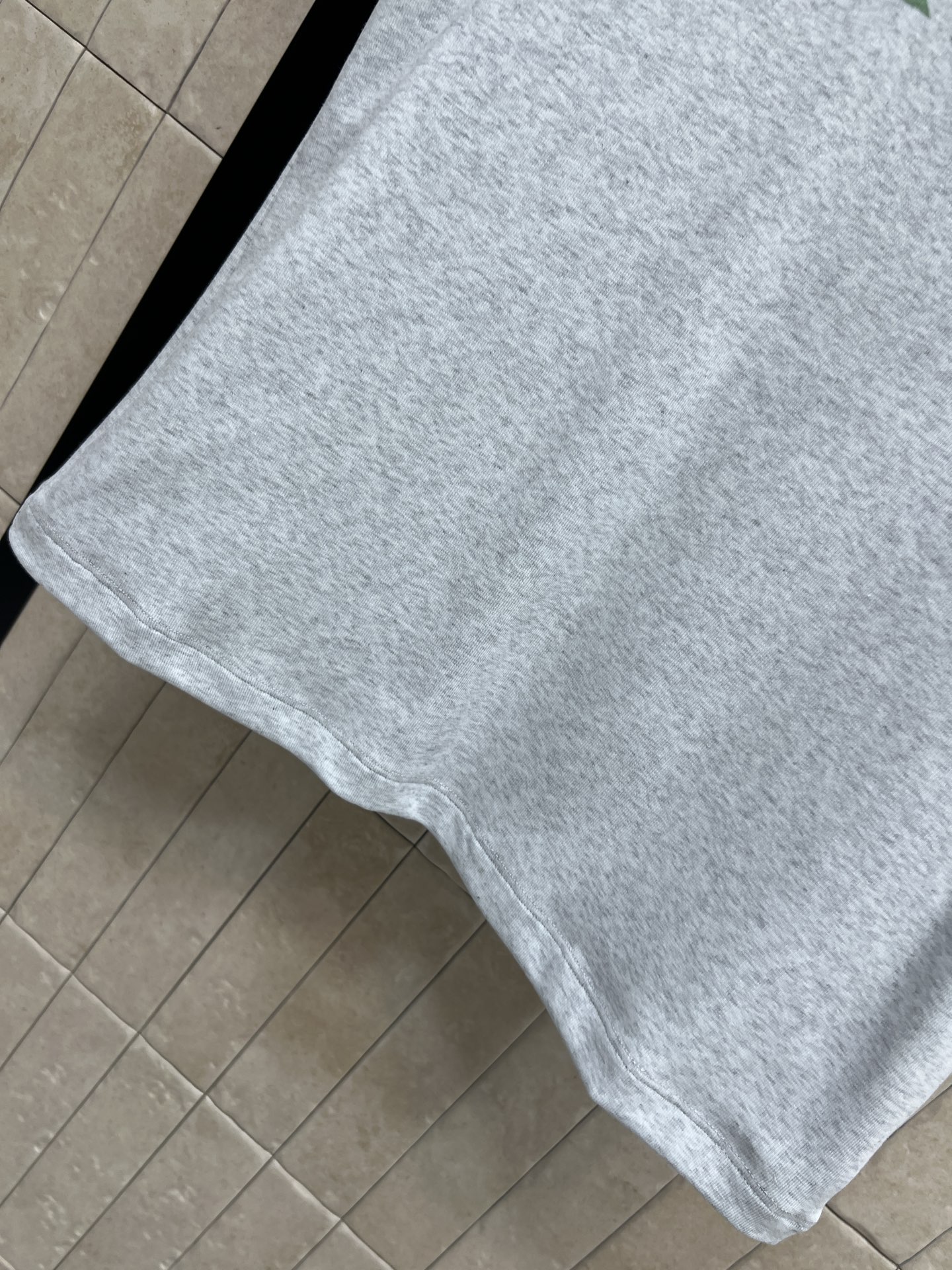 Chloe 26春夏新款 字母印花T恤 灰色主色+绿色Logo 简约又有辨识度！圆领设计 边缘深紫滚边 