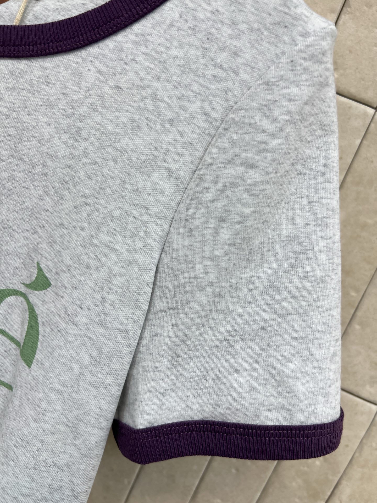 Chloe 26春夏新款 字母印花T恤 灰色主色+绿色Logo 简约又有辨识度！圆领设计 边缘深紫滚边 