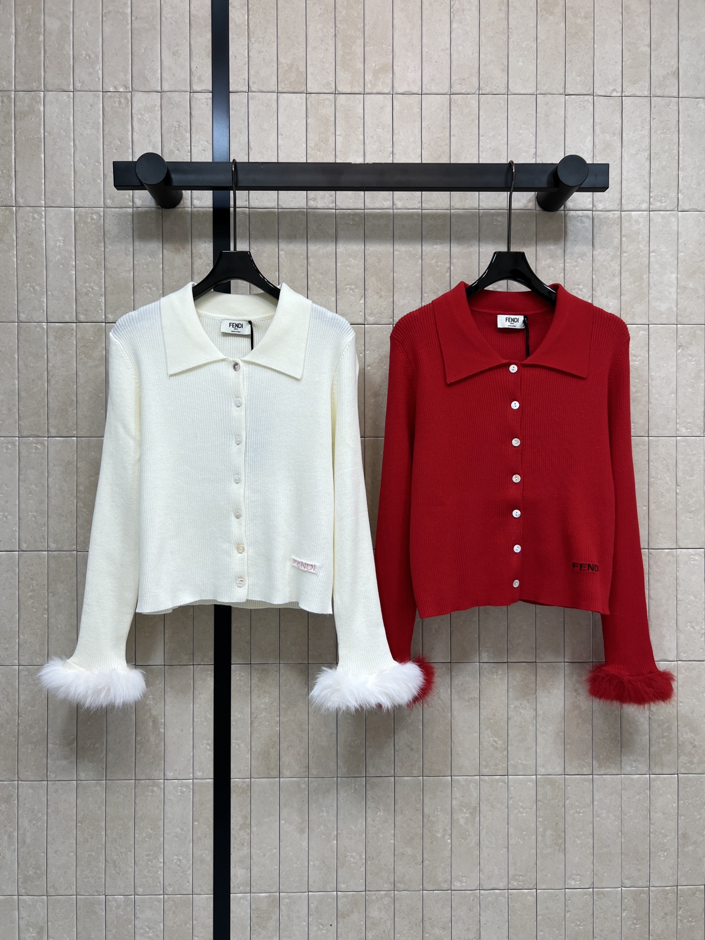 NO:655745,FD Home 25 new autumn and winter style wool knitted lapel cardigan, soft and warm, lapel + short cut, elegant and fashionable, plush embellished cuffs, full of playfulness, metal buttons on the front, easy to put on and take off, Fendi logo embroidery on the lower left corner, super exquisite details!  It looks great with skirts or high-waisted pants in autumn and winter. Easily create a Korean-style outfit. Two colors and three sizes. Size/S-M-L,,fendi,dior,skirts,alexander wang19860909FD家 25秋冬新款 羊毛针织翻领开衫 柔软保暖 翻领+短款剪裁 优雅又时髦 袖口毛绒绒点缀 俏皮感满分 正面金属纽扣 穿脱方便 左下角有Fendi标志刺绣 细节超精致！秋冬搭裙装或高腰裤都很出彩 轻松打造韩系氛围感穿搭 两色三码 Size/S-M-L,,fendi,dior,skirts,alexander wang,Women's clothing