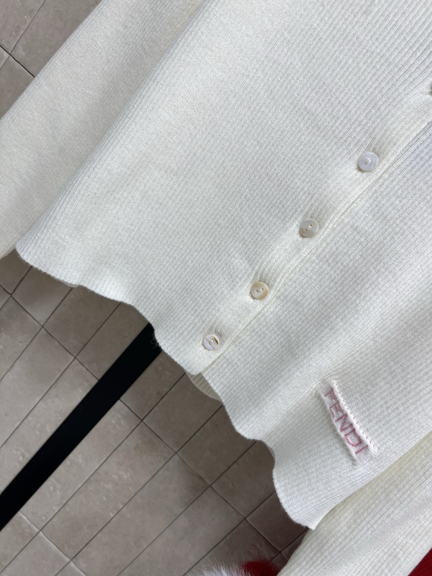 FD家 25秋冬新款 羊毛针织翻领开衫 柔软保暖 翻领+短款剪裁 优雅又时髦 袖口毛绒绒点缀 俏皮感满分