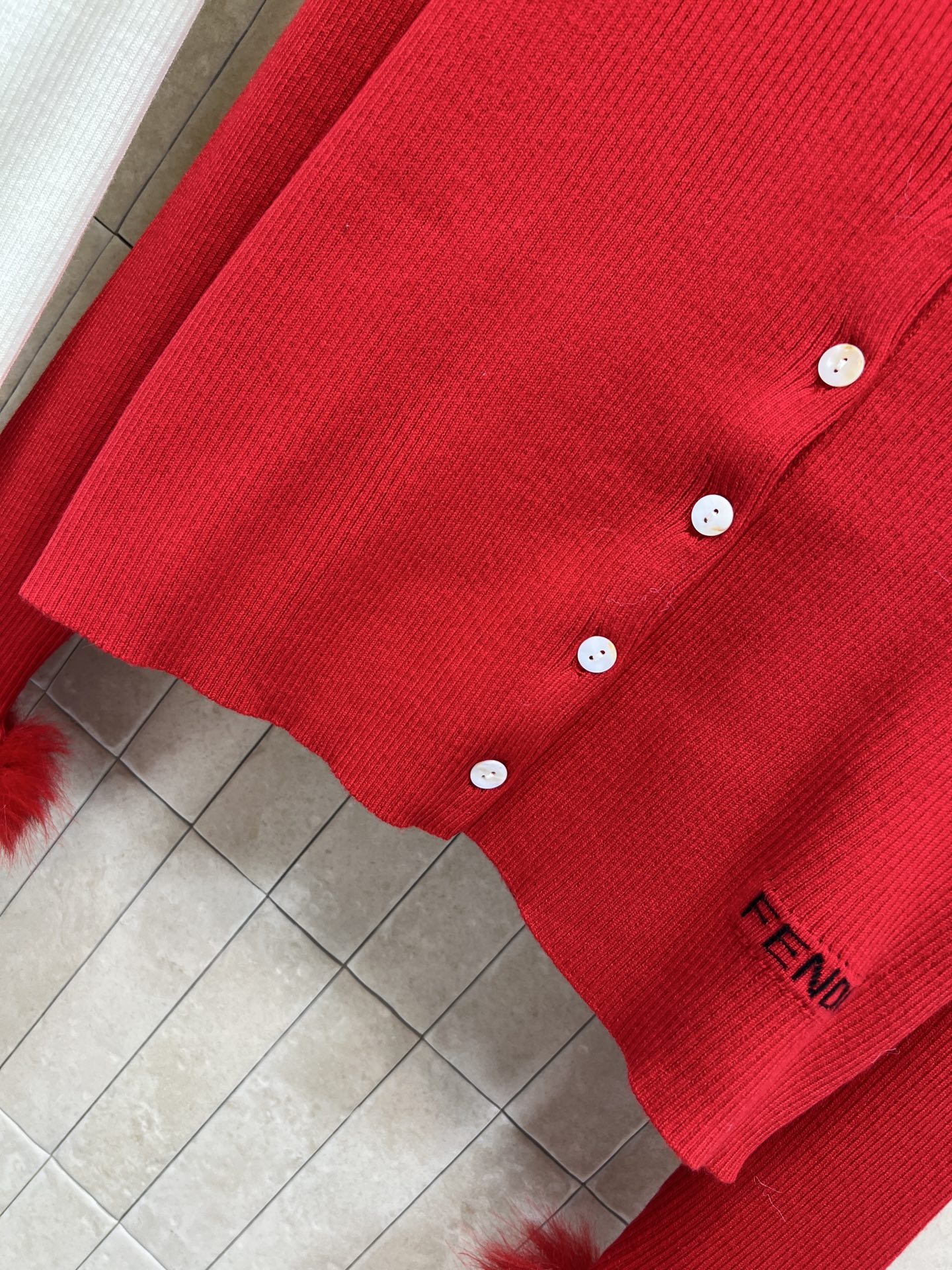 FD家 25秋冬新款 羊毛针织翻领开衫 柔软保暖 翻领+短款剪裁 优雅又时髦 袖口毛绒绒点缀 俏皮感满分