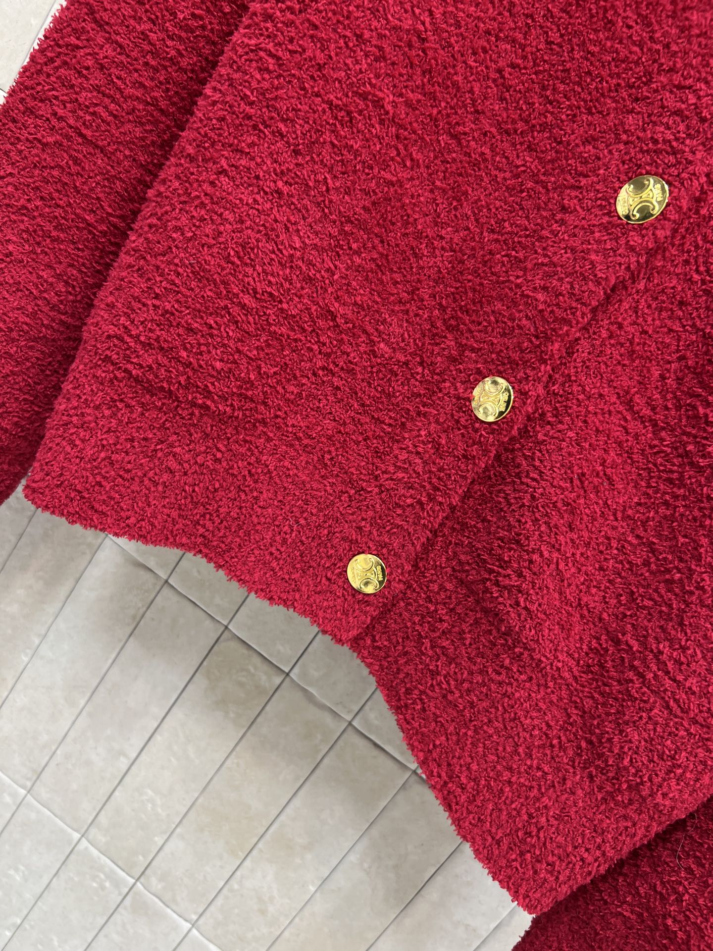 CE家 25秋冬新款 红色毛呢开衫 经典圆领+金色纽扣 简约又有质感 胸前黑色双C刺绣 辨识度超高！短款