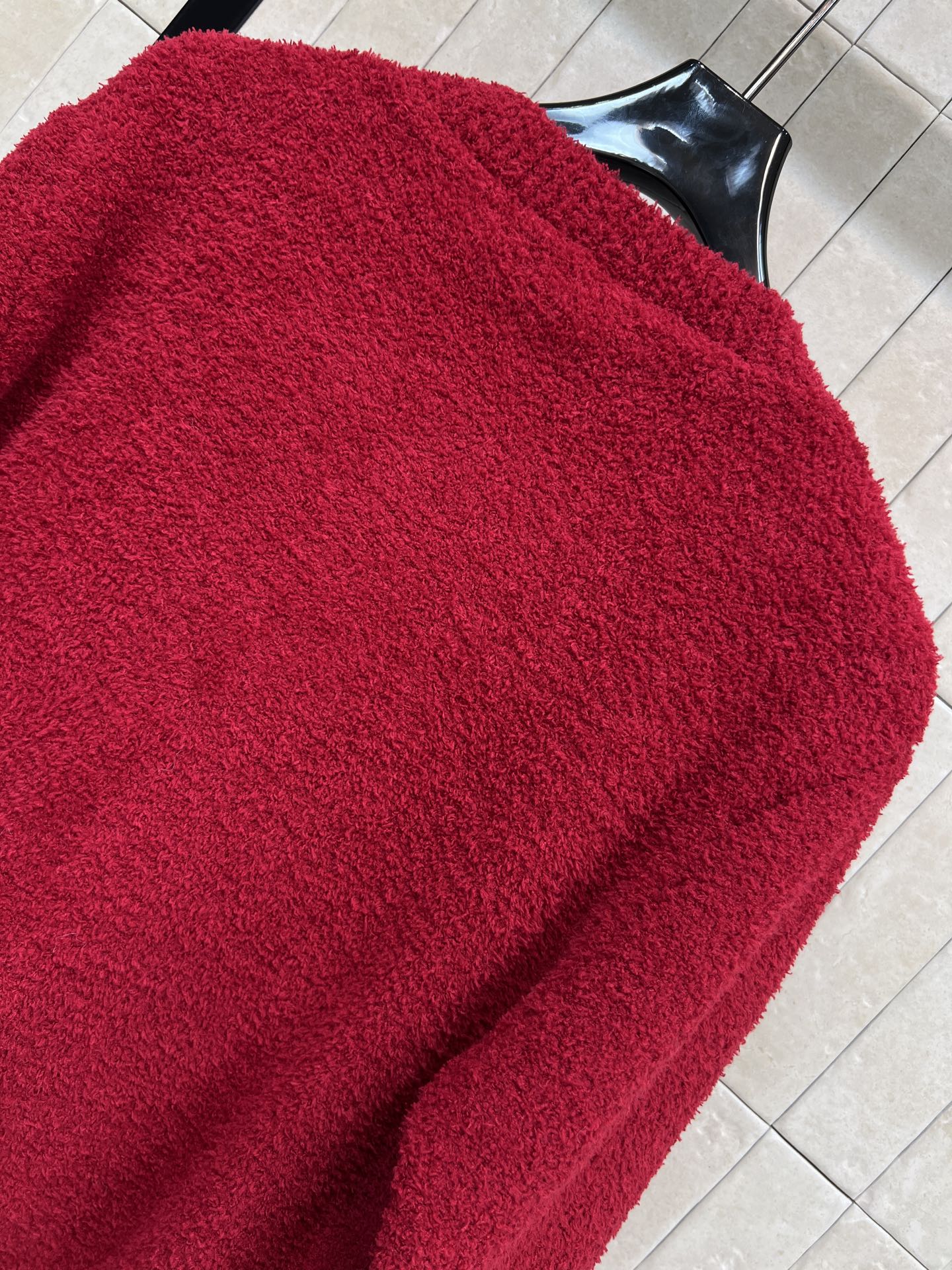 CE家 25秋冬新款 红色毛呢开衫 经典圆领+金色纽扣 简约又有质感 胸前黑色双C刺绣 辨识度超高！短款