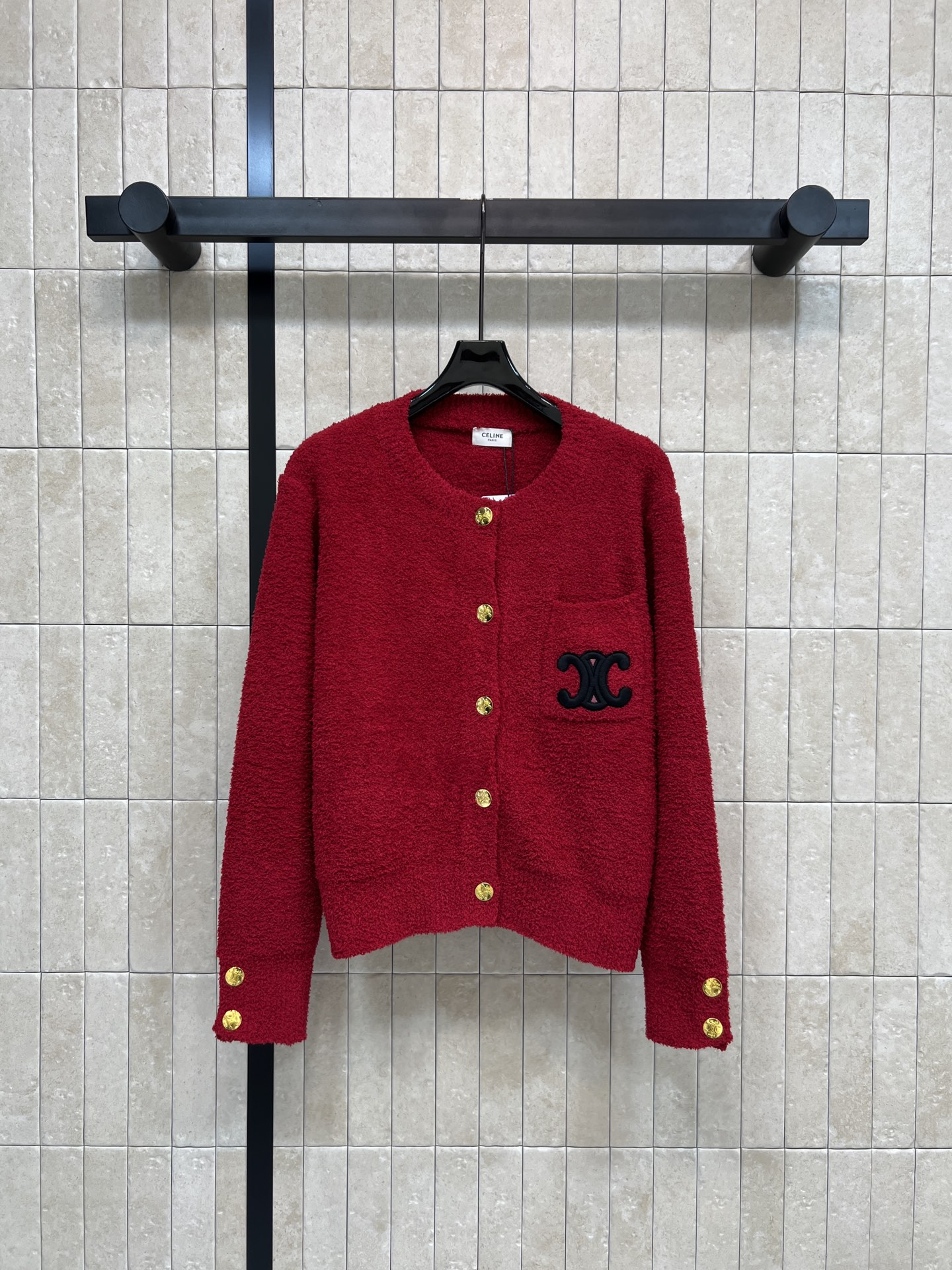 NO:655740,CE Home 25 new autumn and winter style red woolen cardigan, classic round neck + gold buttons, simple and textured, black double C embroidery on the chest, highly recognizable!  Short cut, high-waisted pants or skirts will make your legs look longer. Wear it in autumn and winter to keep warm and fashionable. You can easily create a sophisticated casual style. One color, three sizes. Size/S-M-L,,skirts,alexander wang19860909CE家 25秋冬新款 红色毛呢开衫 经典圆领+金色纽扣 简约又有质感 胸前黑色双C刺绣 辨识度超高！短款剪裁 搭高腰裤or裙子都很显腿长~秋冬穿它保暖又时髦 轻松打造精致休闲风 一色三码 Size/S-M-L,,skirts,alexander wang,Women's clothing