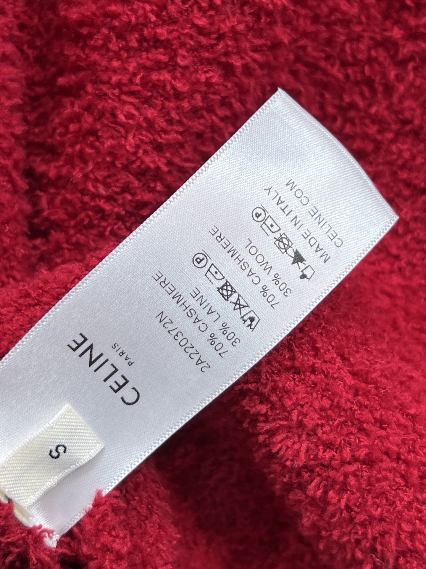 CE家 25秋冬新款 红色毛呢开衫 经典圆领+金色纽扣 简约又有质感 胸前黑色双C刺绣 辨识度超高！短款
