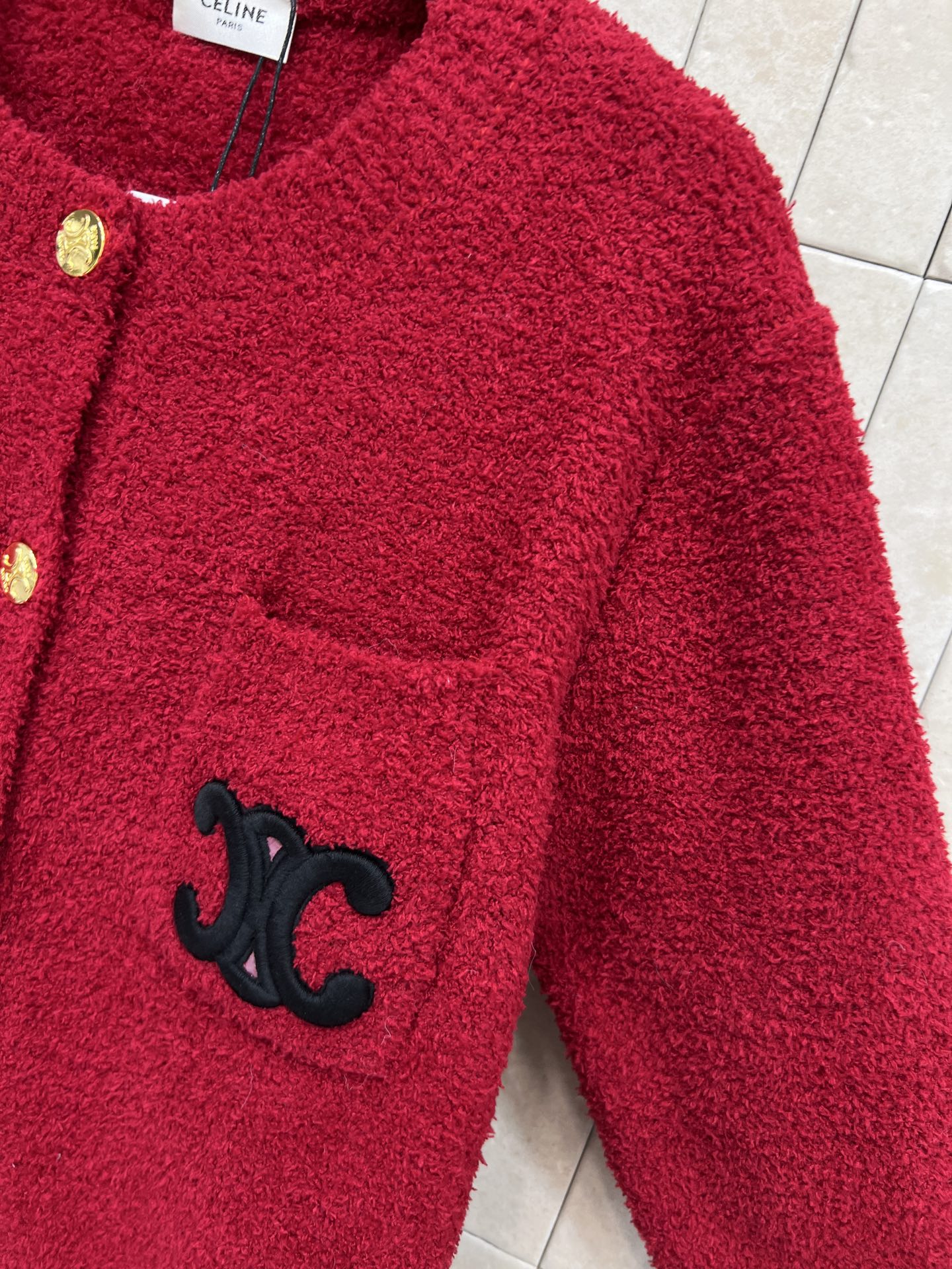 CE家 25秋冬新款 红色毛呢开衫 经典圆领+金色纽扣 简约又有质感 胸前黑色双C刺绣 辨识度超高！短款