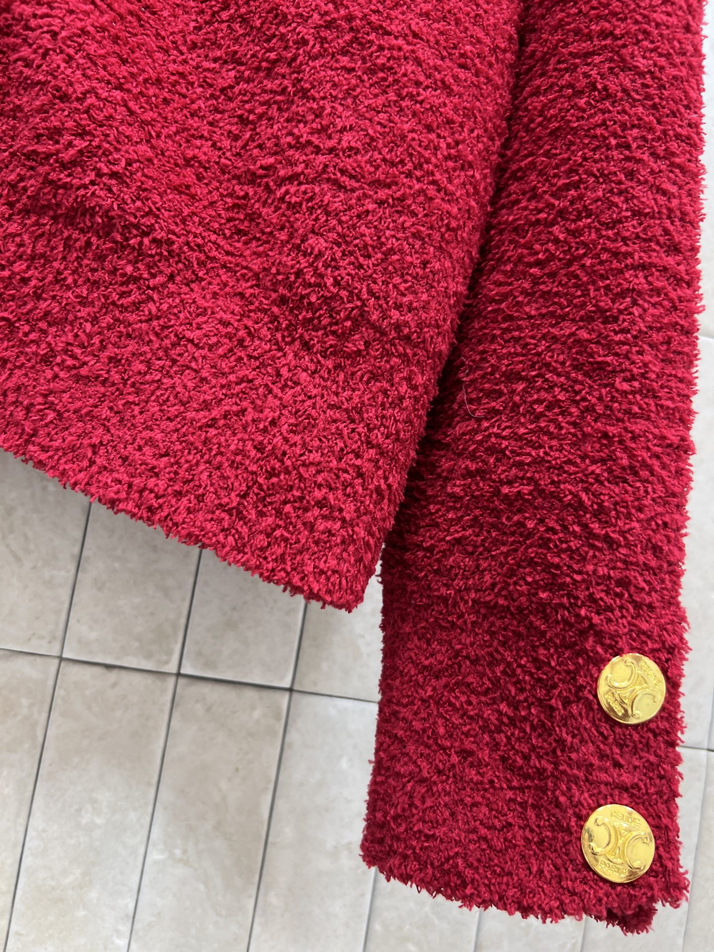 CE家 25秋冬新款 红色毛呢开衫 经典圆领+金色纽扣 简约又有质感 胸前黑色双C刺绣 辨识度超高！短款