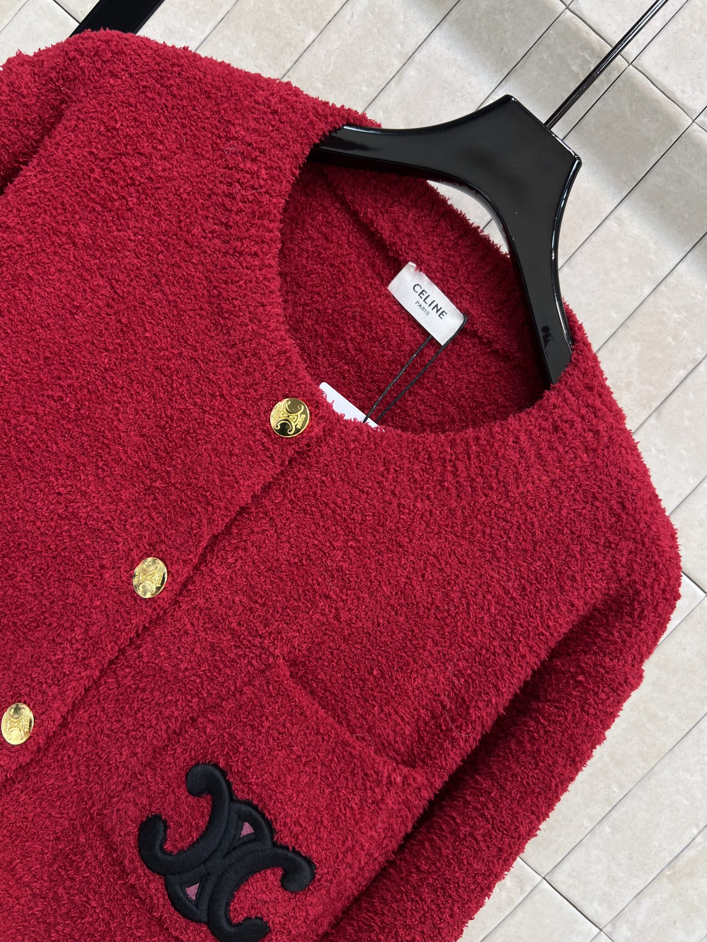 CE家 25秋冬新款 红色毛呢开衫 经典圆领+金色纽扣 简约又有质感 胸前黑色双C刺绣 辨识度超高！短款