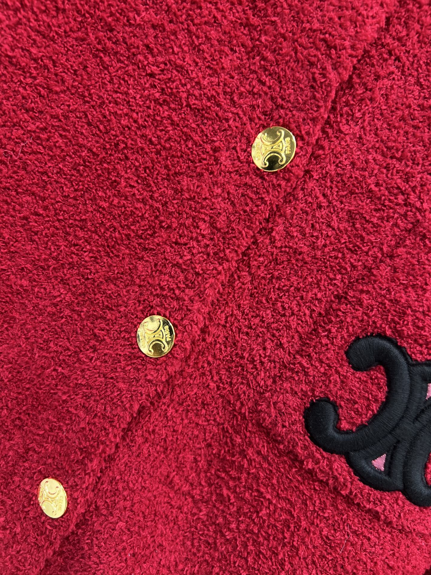 CE家 25秋冬新款 红色毛呢开衫 经典圆领+金色纽扣 简约又有质感 胸前黑色双C刺绣 辨识度超高！短款