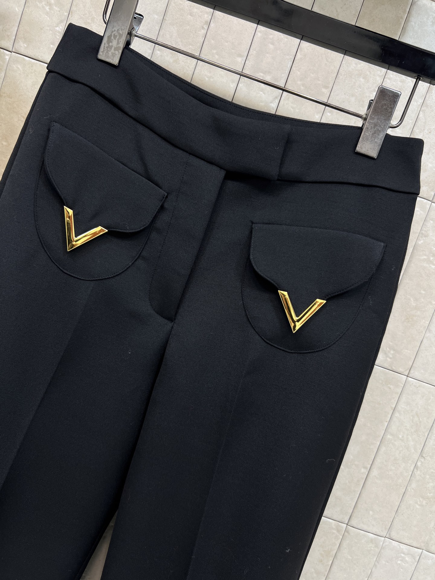 V家 25秋冬新款 V字金属装饰翻边阔腿裤 采用高品质羊毛混纺 柔软又保暖 秋冬穿超合适！高腰设计修饰腰