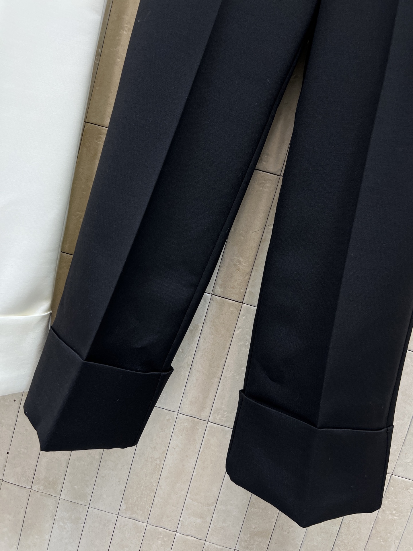 V家 25秋冬新款 V字金属装饰翻边阔腿裤 采用高品质羊毛混纺 柔软又保暖 秋冬穿超合适！高腰设计修饰腰