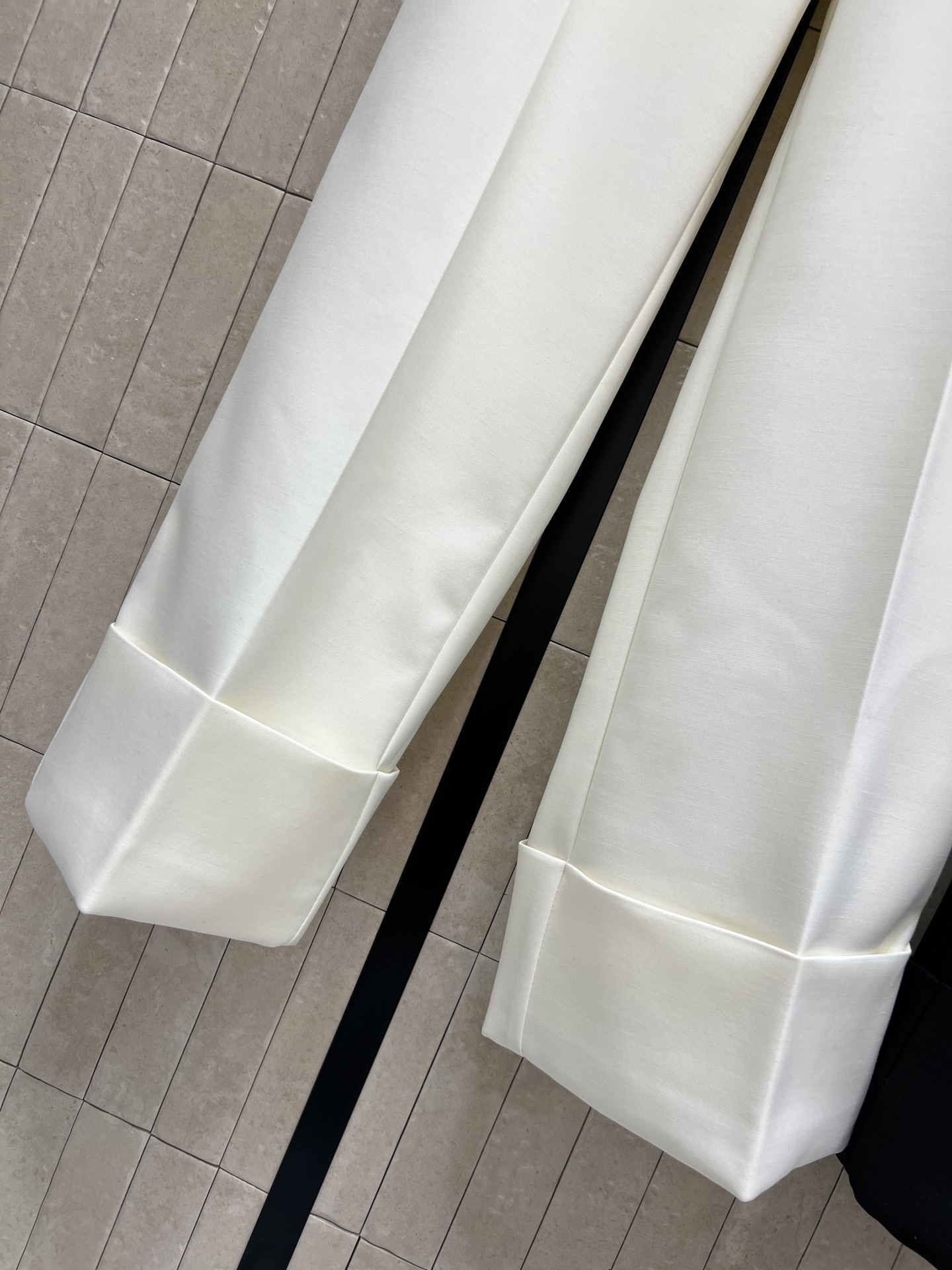 V家 25秋冬新款 V字金属装饰翻边阔腿裤 采用高品质羊毛混纺 柔软又保暖 秋冬穿超合适！高腰设计修饰腰