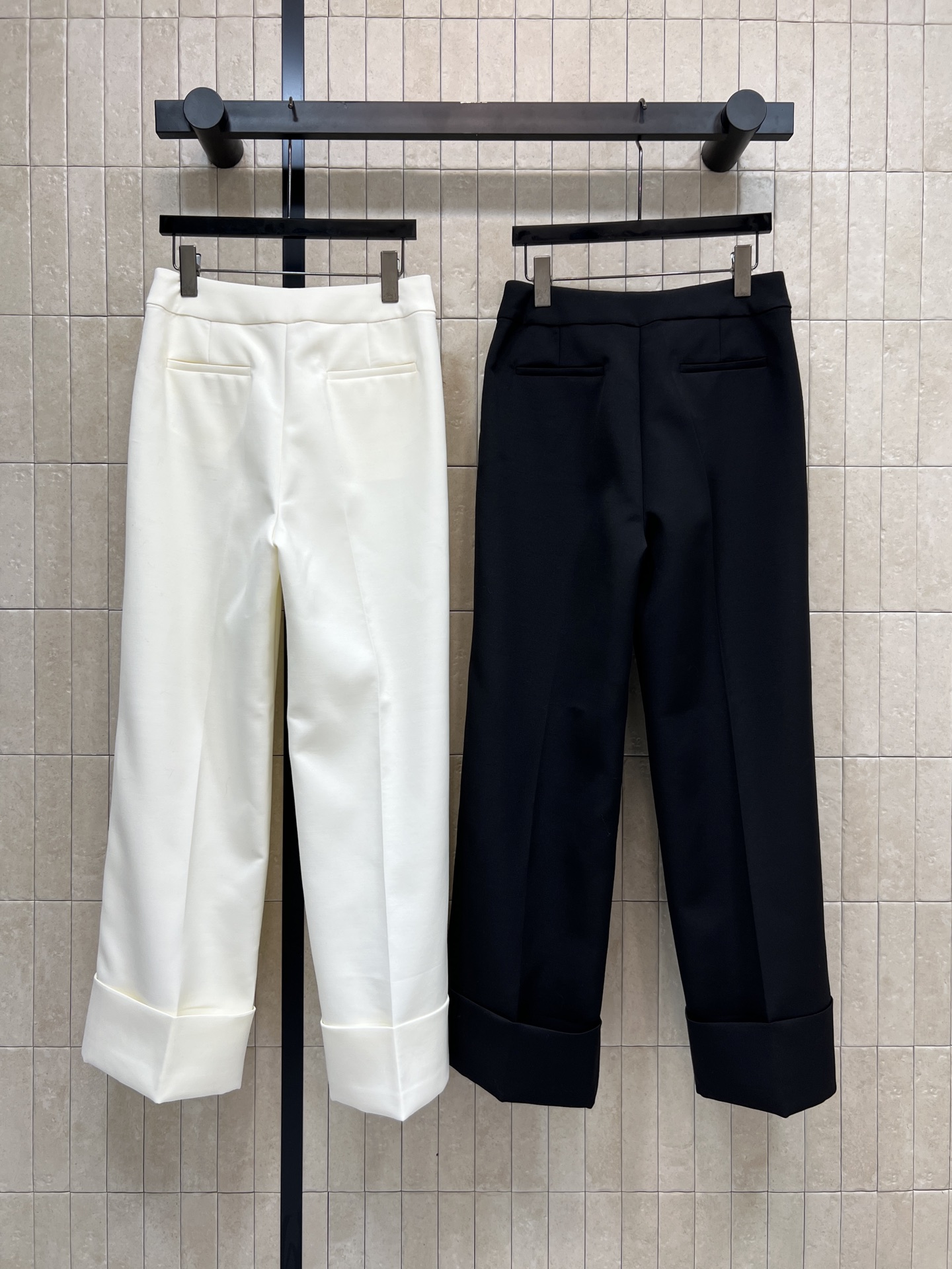 V家 25秋冬新款 V字金属装饰翻边阔腿裤 采用高品质羊毛混纺 柔软又保暖 秋冬穿超合适！高腰设计修饰腰