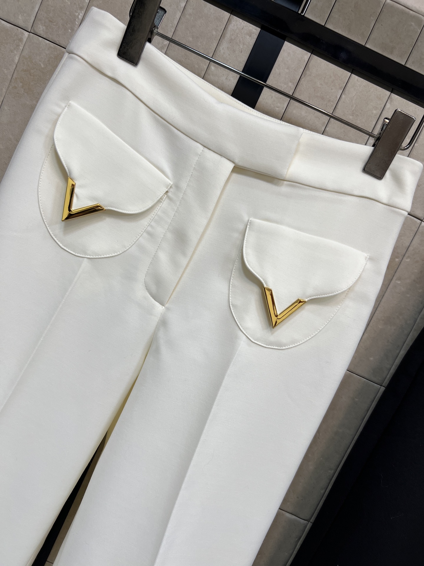 V家 25秋冬新款 V字金属装饰翻边阔腿裤 采用高品质羊毛混纺 柔软又保暖 秋冬穿超合适！高腰设计修饰腰