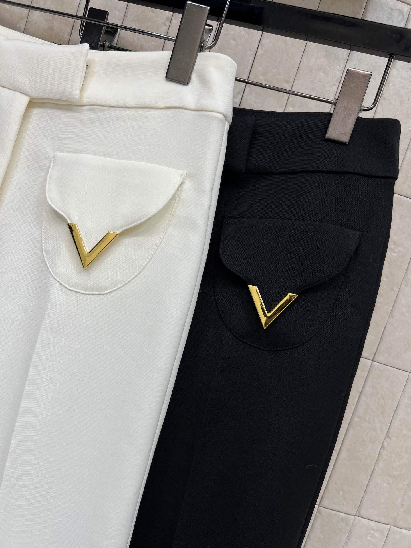 V家 25秋冬新款 V字金属装饰翻边阔腿裤 采用高品质羊毛混纺 柔软又保暖 秋冬穿超合适！高腰设计修饰腰