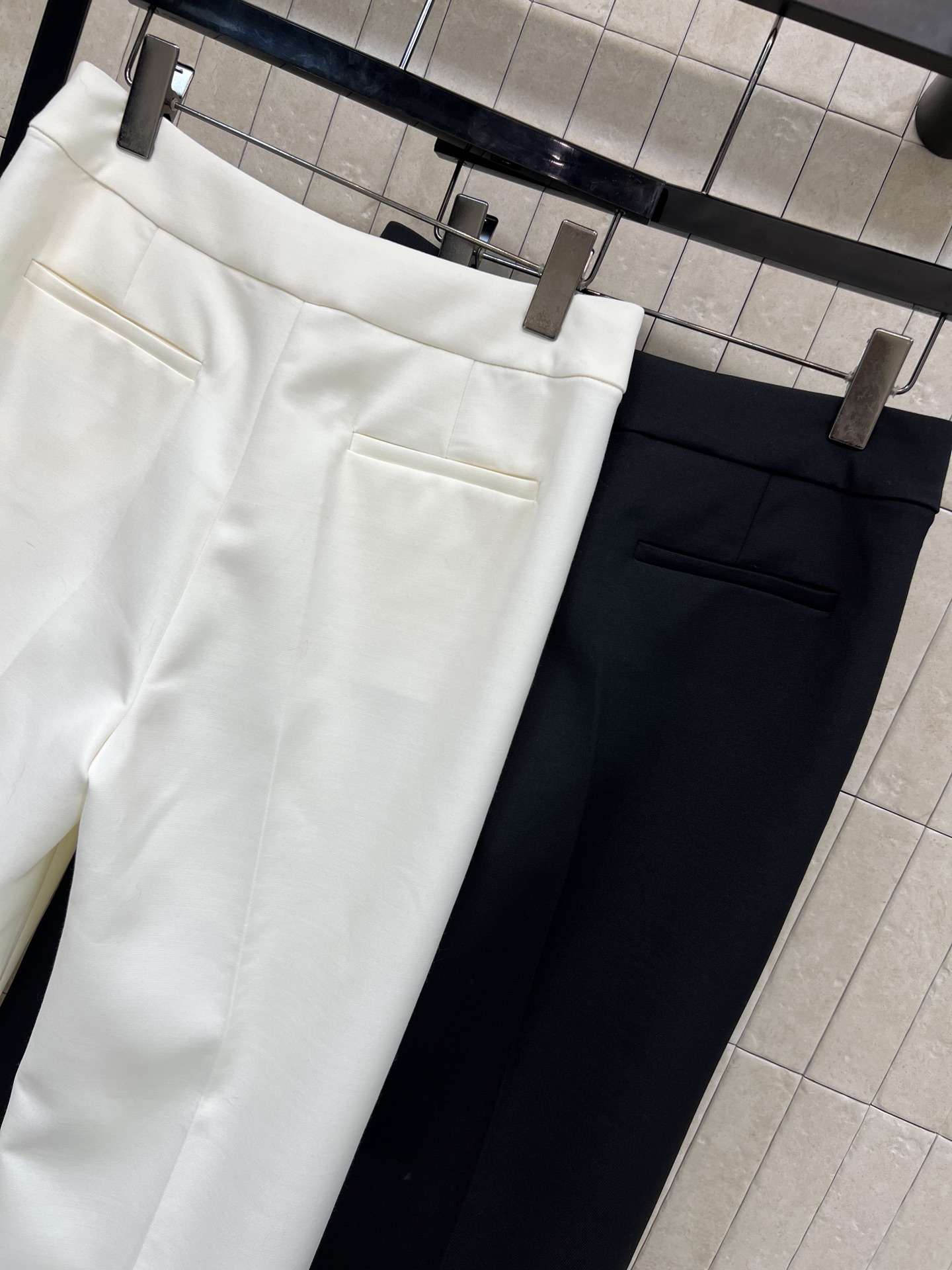 V家 25秋冬新款 V字金属装饰翻边阔腿裤 采用高品质羊毛混纺 柔软又保暖 秋冬穿超合适！高腰设计修饰腰