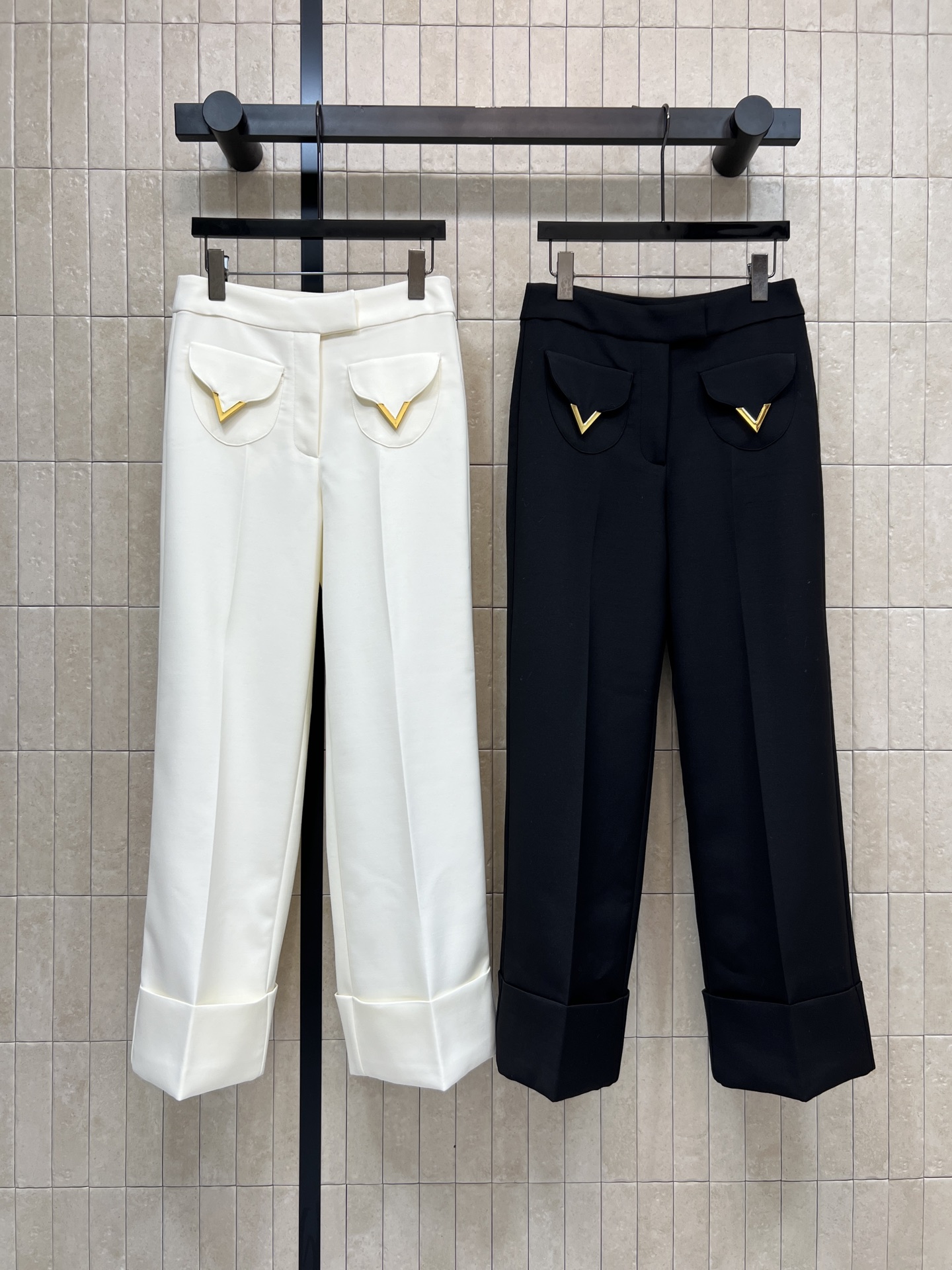 NO:655731,V's 25 new autumn and winter V-shaped metal-decorated cuffed wide-leg pants are made of high-quality wool blend, soft and warm, perfect for autumn and winter!  The high-waisted design modifies the waistline. The cuffed trouser legs add a sense of layering. The details are perfect. The V-shaped metal decoration on both sides highlights the brand charm in a low-key manner. The loose fit is very friendly to the pear-shaped body. It is comfortable and fashionable. Whether it is worn with a shirt or a sweater, you can easily create an elegant and intellectual style. Two colors and three sizes. Size/S-M-L,,sweaters,shirts,alexander wang19860909V家 25秋冬新款 V字金属装饰翻边阔腿裤 采用高品质羊毛混纺 柔软又保暖 秋冬穿超合适！高腰设计修饰腰线 翻边裤脚增添层次感 细节满分 两侧V字金属装饰 低调彰显品牌魅力 宽松版型对梨形身材超友好 舒适又时髦~无论搭衬衫还是毛衣 都能轻松打造优雅知性风 两色三码 Size/S-M-L,,sweaters,shirts,alexander wang,Women's clothing