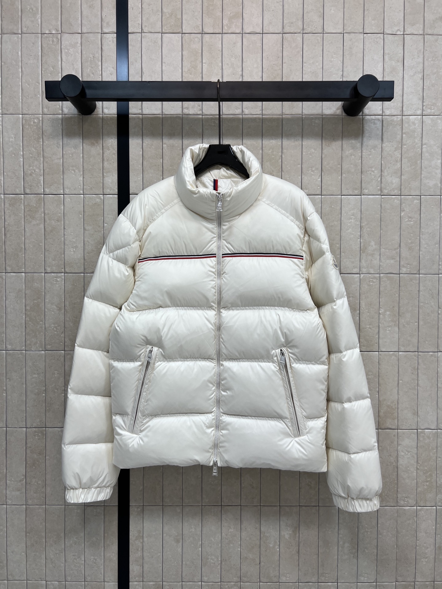 NO:655721,Equipped with dust bag MO Home 25 new autumn and winter stand-up collar down jacket, simple and neat, suitable for business or leisure occasions. High-quality windproof and waterproof fabric + high fluffy down filling. Full score for thermal insulation. Front zipper pocket, practical!  The black and white colors are versatile and can be worn with sweatshirts and sweaters. The lower body can be switched between jeans and trousers. Short cut. The texture can be worn directly in winter. Two colors and four sizes. 1-2-3-4,,hoodie,sweatshirts,jeans,sweaters,down jacket,alexander wang19860909配防尘袋MO家 25秋冬新款 立领羽绒服 简约利落 适合商务or休闲场合 高品质防风防水面料+高蓬松羽绒填充 保暖力满分 正面拉链口袋 实用性up！黑白两色百搭 内搭毛衣卫衣都ok 下身牛仔裤西裤随心切换 短款剪裁 冬季穿搭质感直接拉满 两色四码 1-2-3-4,,hoodie,sweatshirts,jeans,sweaters,down jacket,alexander wang,Women's clothing