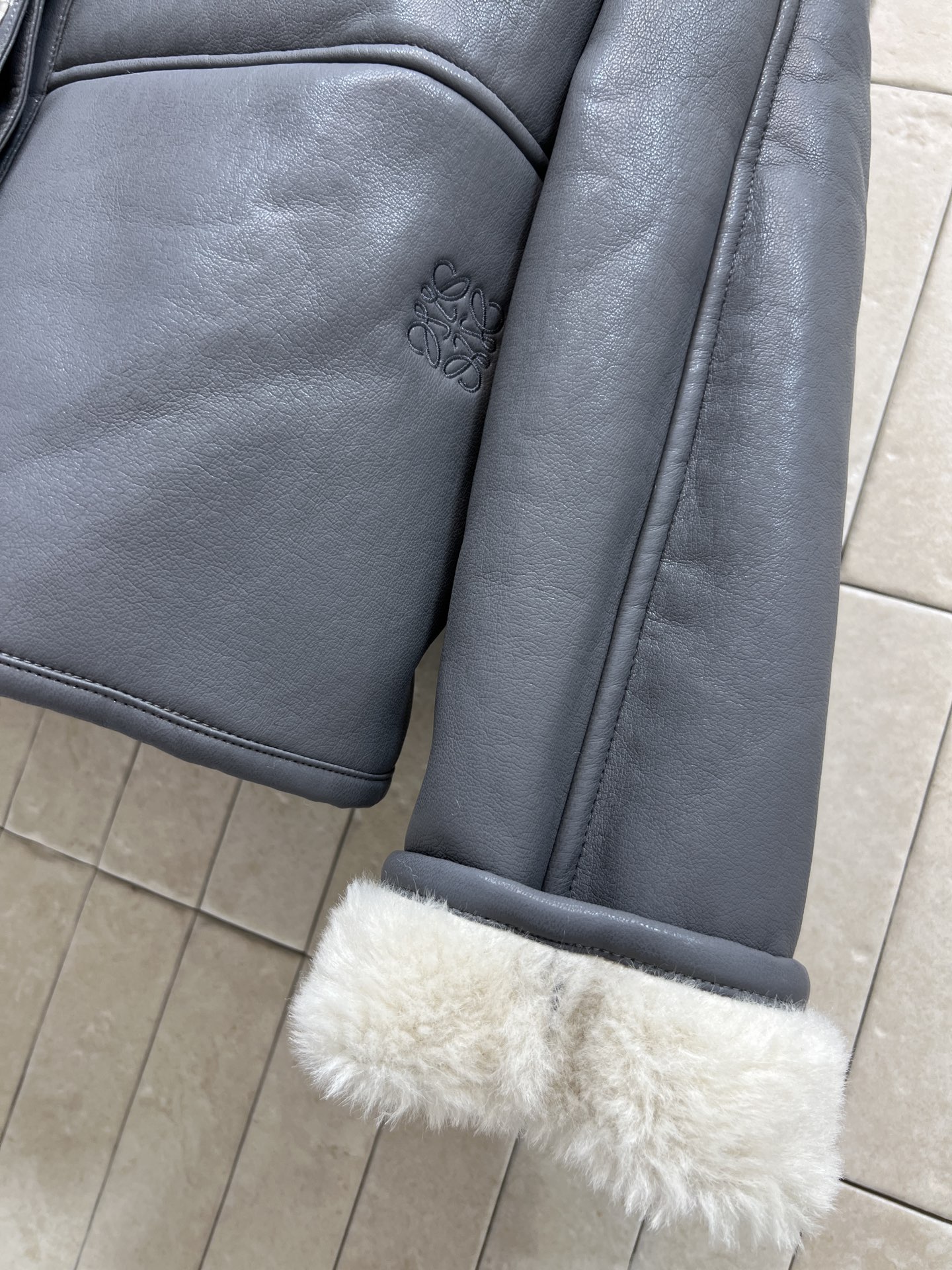 LW家 26早春新款 皮毛一体V领外套 外层皮革+内里羊羔毛 保暖力满分 宽松廓形+V领单排扣 袖口卷边