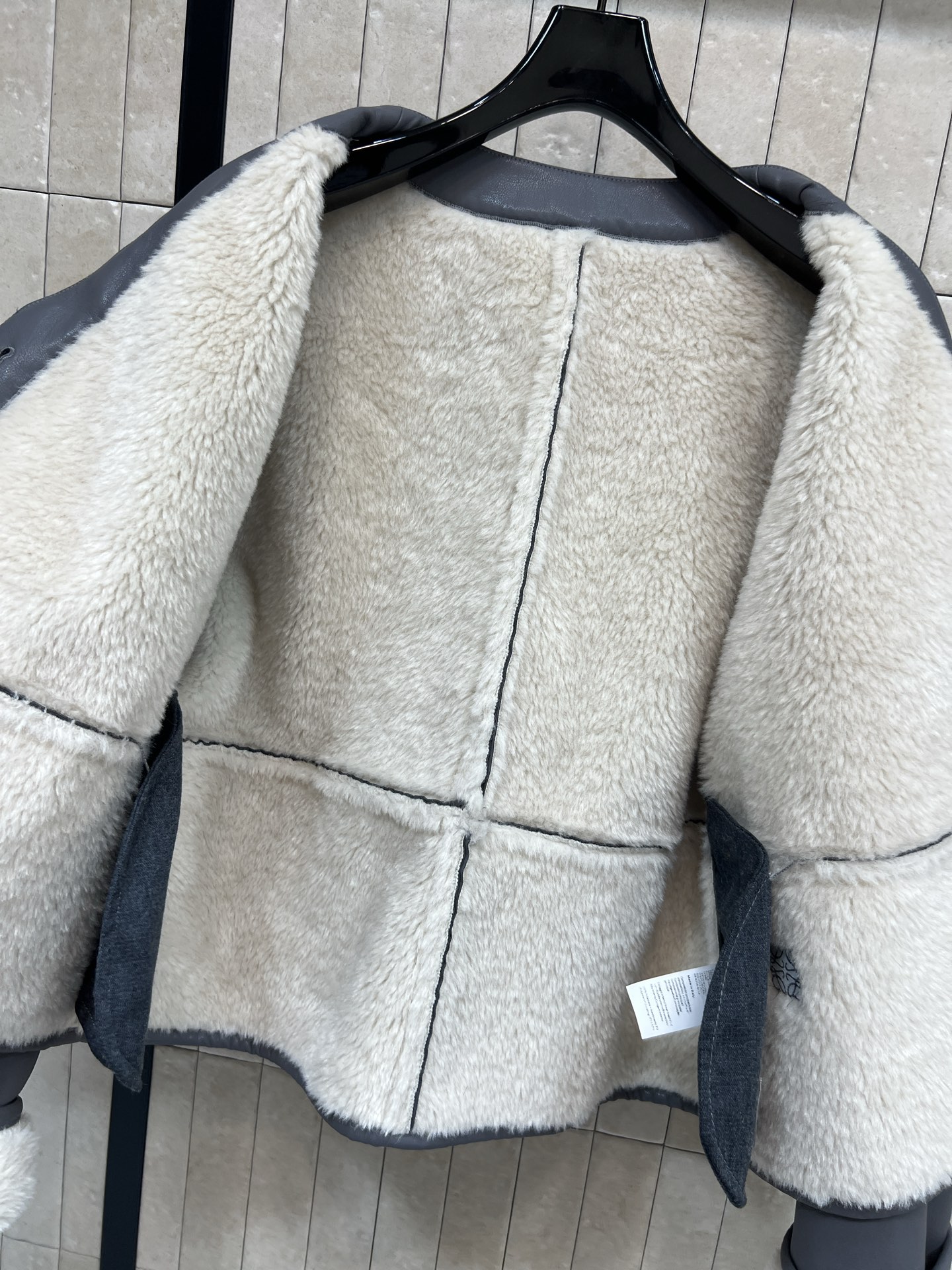 LW家 26早春新款 皮毛一体V领外套 外层皮革+内里羊羔毛 保暖力满分 宽松廓形+V领单排扣 袖口卷边