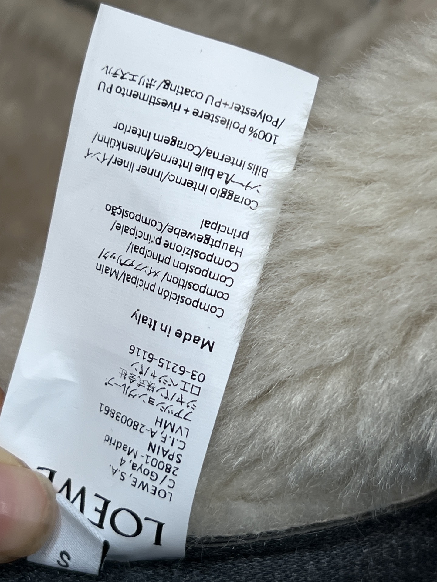 LW家 26早春新款 皮毛一体V领外套 外层皮革+内里羊羔毛 保暖力满分 宽松廓形+V领单排扣 袖口卷边