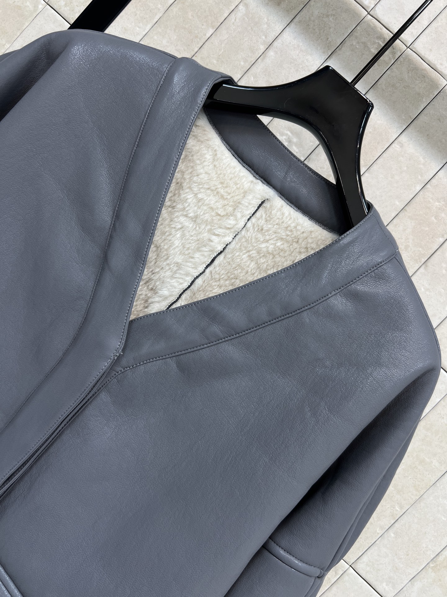 LW家 26早春新款 皮毛一体V领外套 外层皮革+内里羊羔毛 保暖力满分 宽松廓形+V领单排扣 袖口卷边