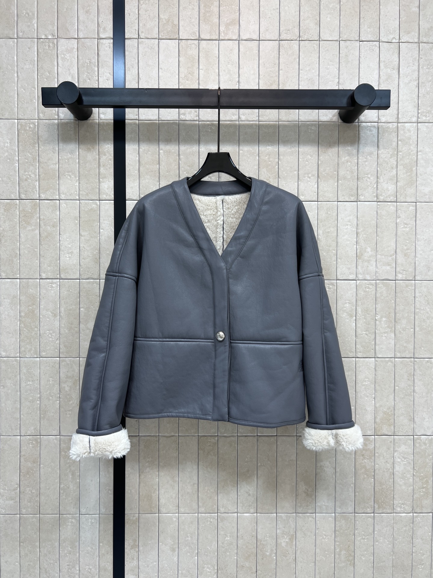 NO:655743,LW Home’s 26 early spring new style fur-integrated V-neck jacket. Leather outer layer + lamb wool inner layer. Full score for warmth. Loose silhouette + V-neck single-breasted. Plush details on cuffs. Super cute. Plush interior feels super comfortable. Suitable for daily or outdoor use in autumn and winter. Easily cope with various occasions!  Two colors and four sizes Size/S-M-L- XL,,jackets & coats,alexander wang19860909LW家 26早春新款 皮毛一体V领外套 外层皮革+内里羊羔毛 保暖力满分 宽松廓形+V领单排扣 袖口卷边毛绒细节 超级可爱 毛绒绒的内里手感超级舒服 秋冬日常或户外都很适合 轻松应对各种场合！两色四码 Size/S-M-L- XL,,jackets & coats,alexander wang,Women's clothing