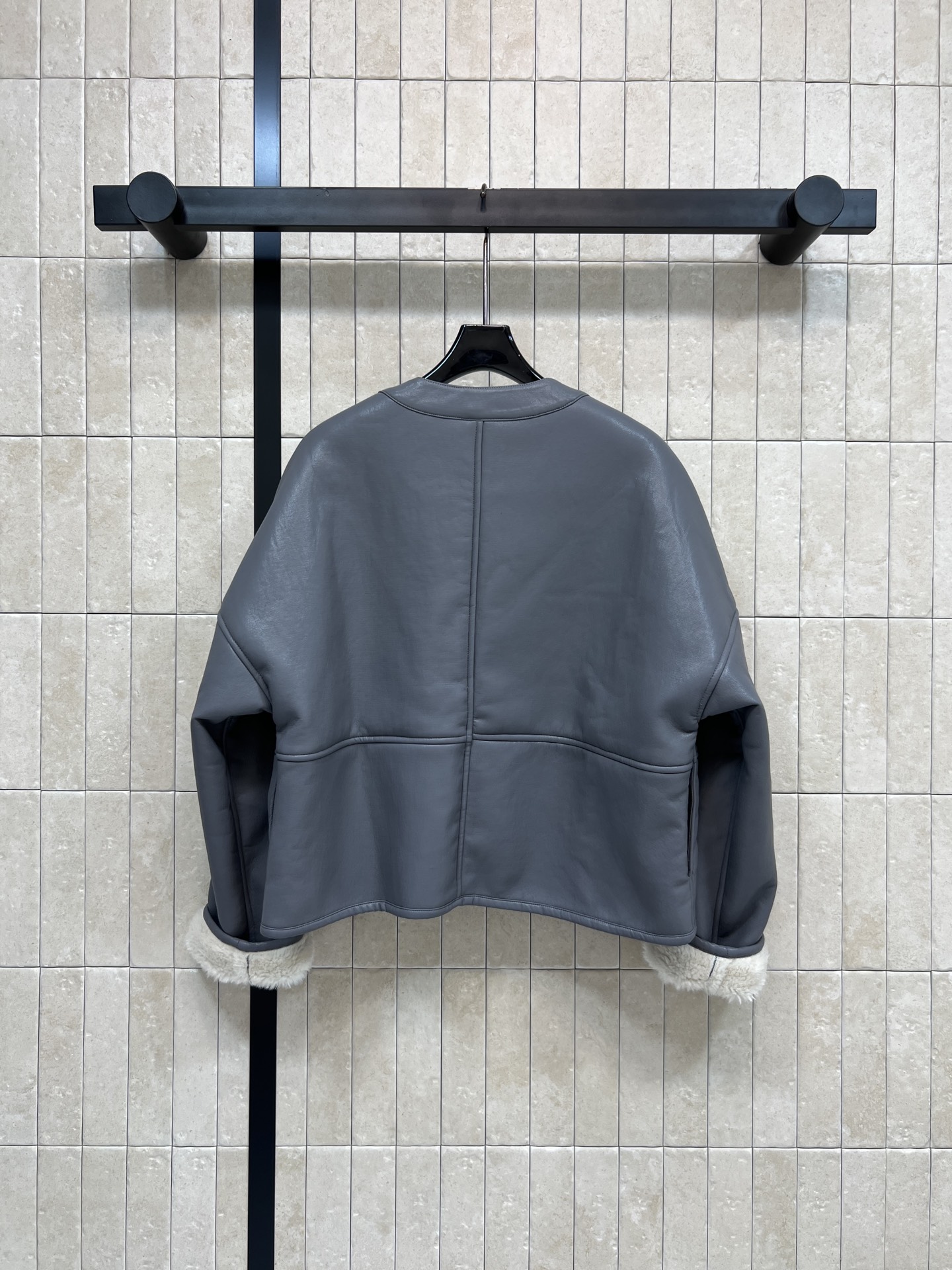 LW家 26早春新款 皮毛一体V领外套 外层皮革+内里羊羔毛 保暖力满分 宽松廓形+V领单排扣 袖口卷边