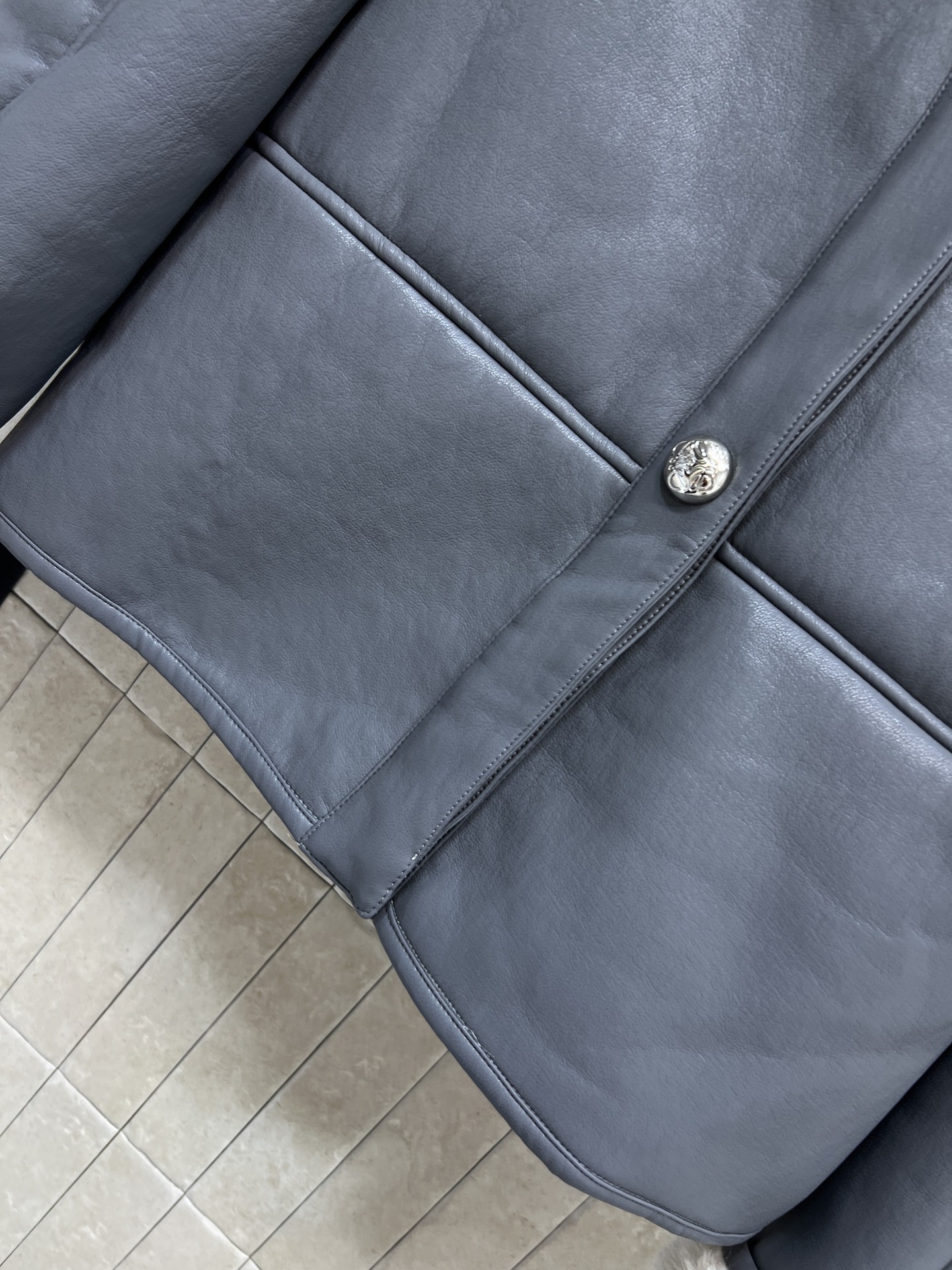 LW家 26早春新款 皮毛一体V领外套 外层皮革+内里羊羔毛 保暖力满分 宽松廓形+V领单排扣 袖口卷边