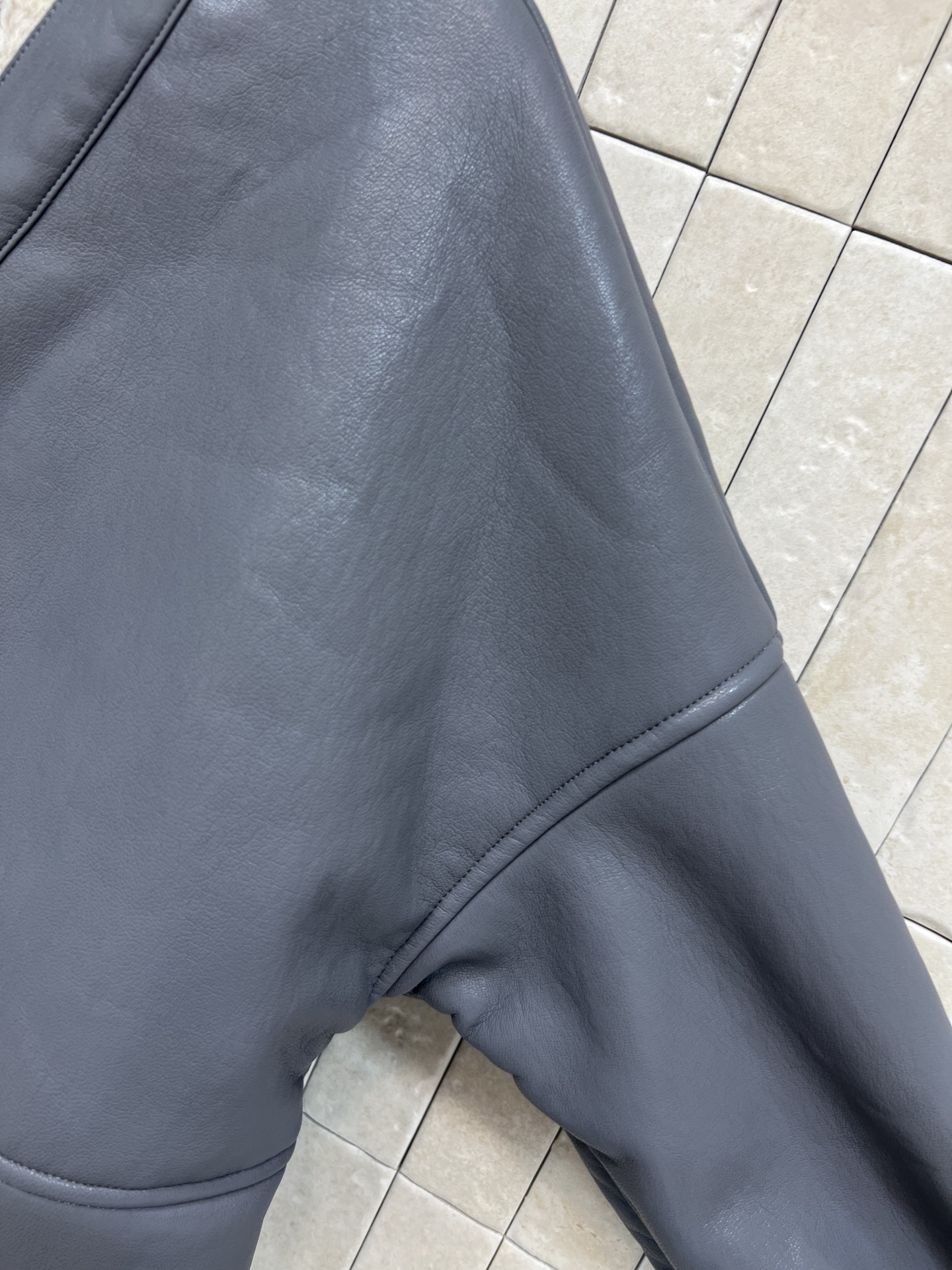 LW家 26早春新款 皮毛一体V领外套 外层皮革+内里羊羔毛 保暖力满分 宽松廓形+V领单排扣 袖口卷边