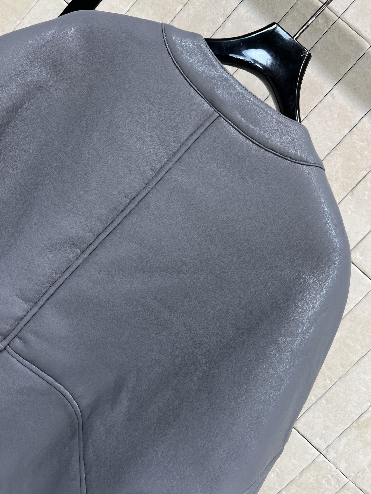 LW家 26早春新款 皮毛一体V领外套 外层皮革+内里羊羔毛 保暖力满分 宽松廓形+V领单排扣 袖口卷边