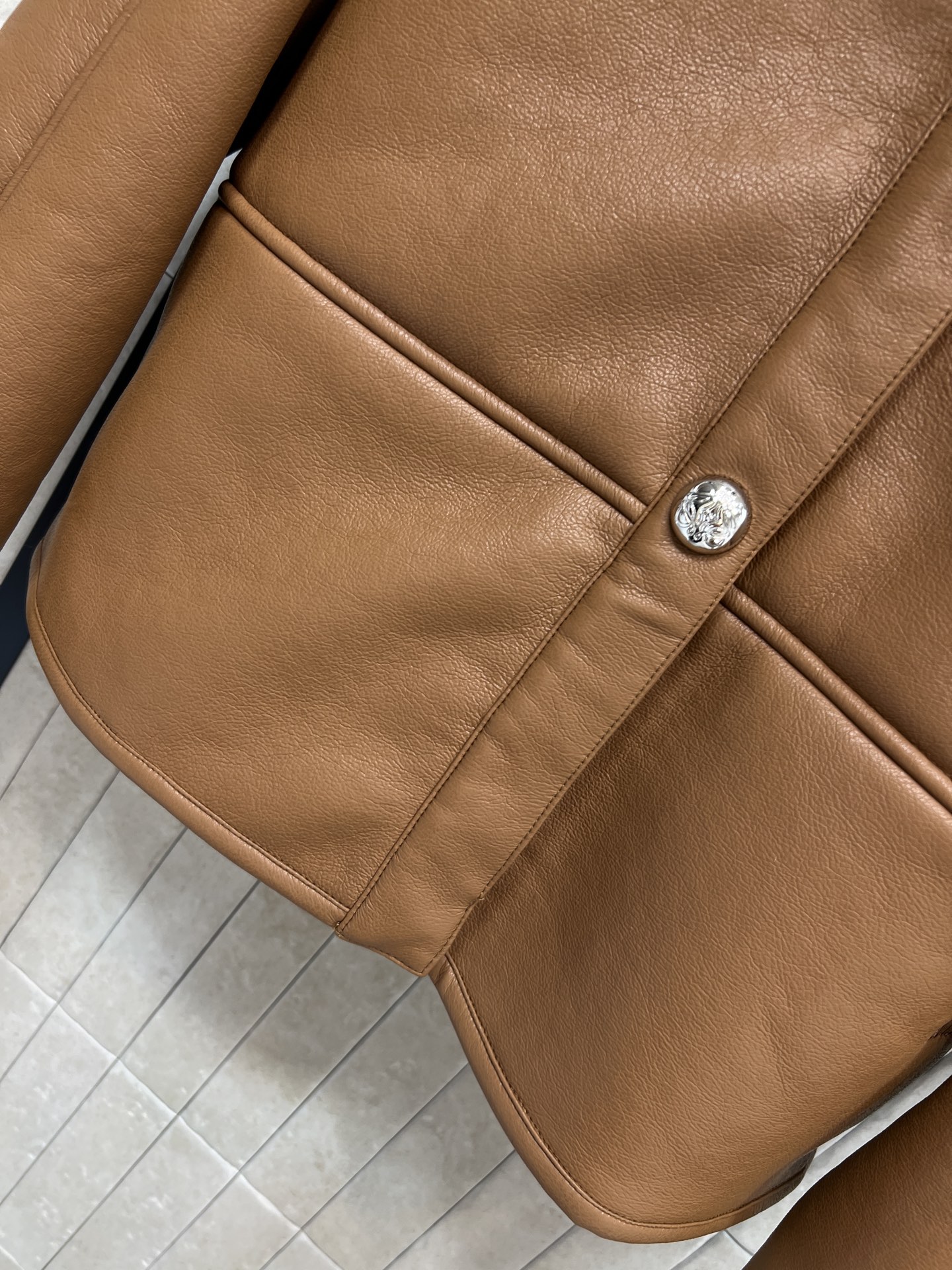 LW家 26早春新款 皮毛一体V领外套 外层皮革+内里羊羔毛 保暖力满分 宽松廓形+V领单排扣 袖口卷边