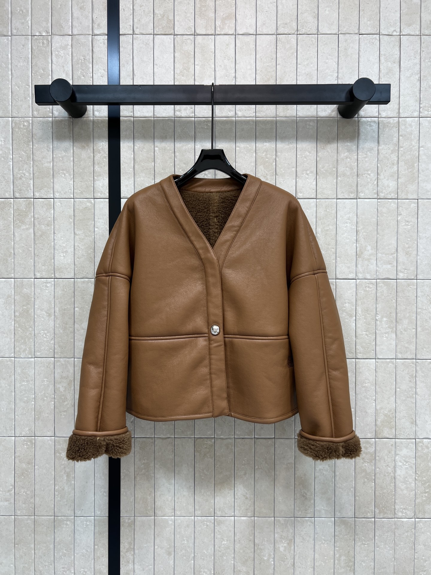 NO:655698,LW Home’s 26 early spring new style fur-integrated V-neck jacket. Leather outer layer + lamb wool inner layer. Full score for warmth. Loose silhouette + V-neck single-breasted. Plush details on cuffs. Super cute. Plush interior feels super comfortable. Suitable for daily or outdoor use in autumn and winter. Easily cope with various occasions!  Two colors and four sizes Size/S-M-L- XL,,jackets & coats,alexander wang19860909LW家 26早春新款 皮毛一体V领外套 外层皮革+内里羊羔毛 保暖力满分 宽松廓形+V领单排扣 袖口卷边毛绒细节 超级可爱 毛绒绒的内里手感超级舒服 秋冬日常或户外都很适合 轻松应对各种场合！两色四码 Size/S-M-L- XL,,jackets & coats,alexander wang,Women's clothing