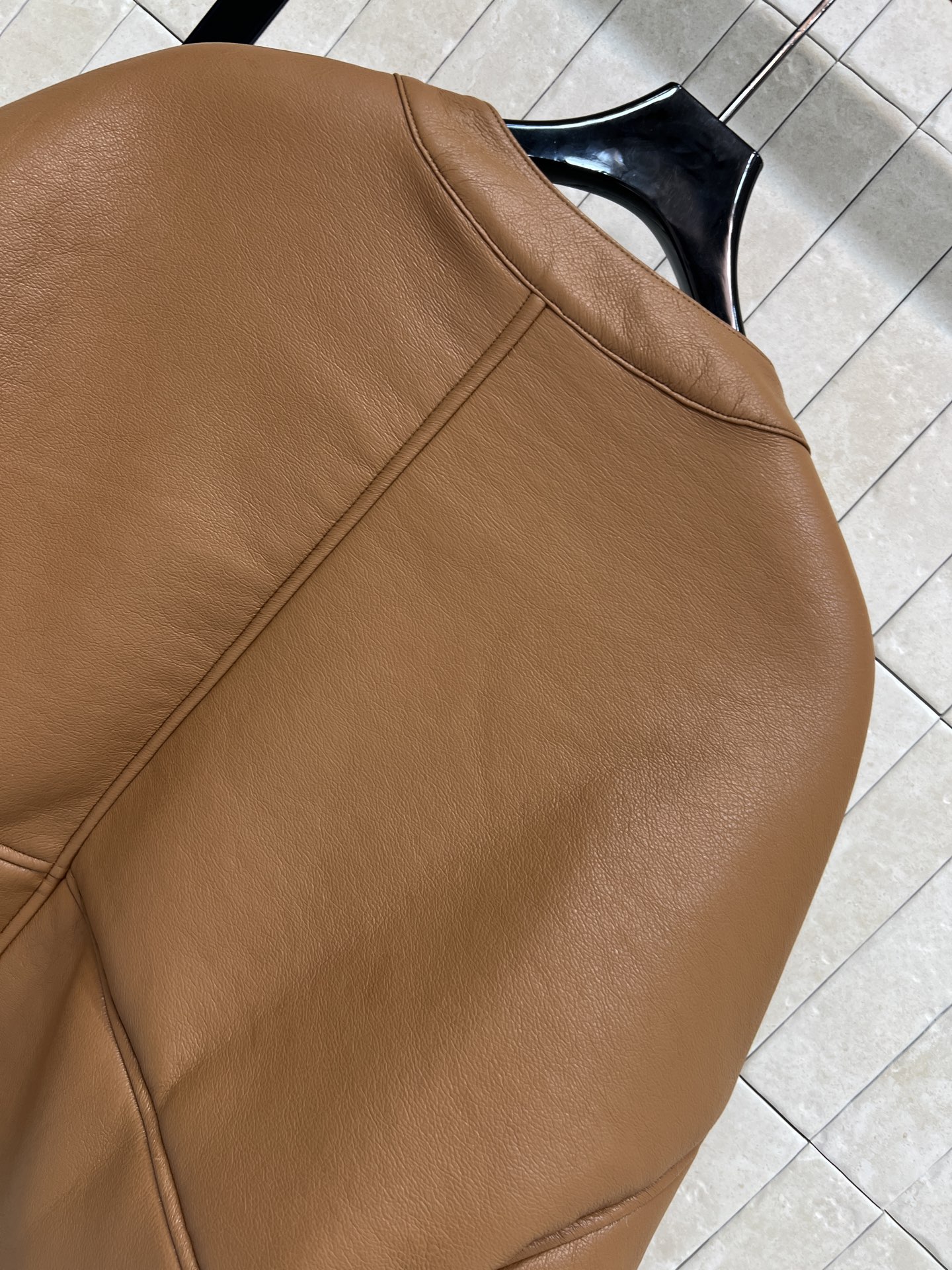 LW家 26早春新款 皮毛一体V领外套 外层皮革+内里羊羔毛 保暖力满分 宽松廓形+V领单排扣 袖口卷边