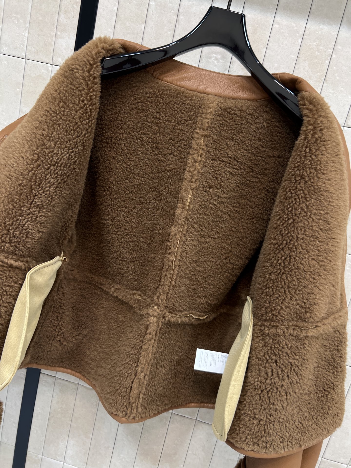 LW家 26早春新款 皮毛一体V领外套 外层皮革+内里羊羔毛 保暖力满分 宽松廓形+V领单排扣 袖口卷边