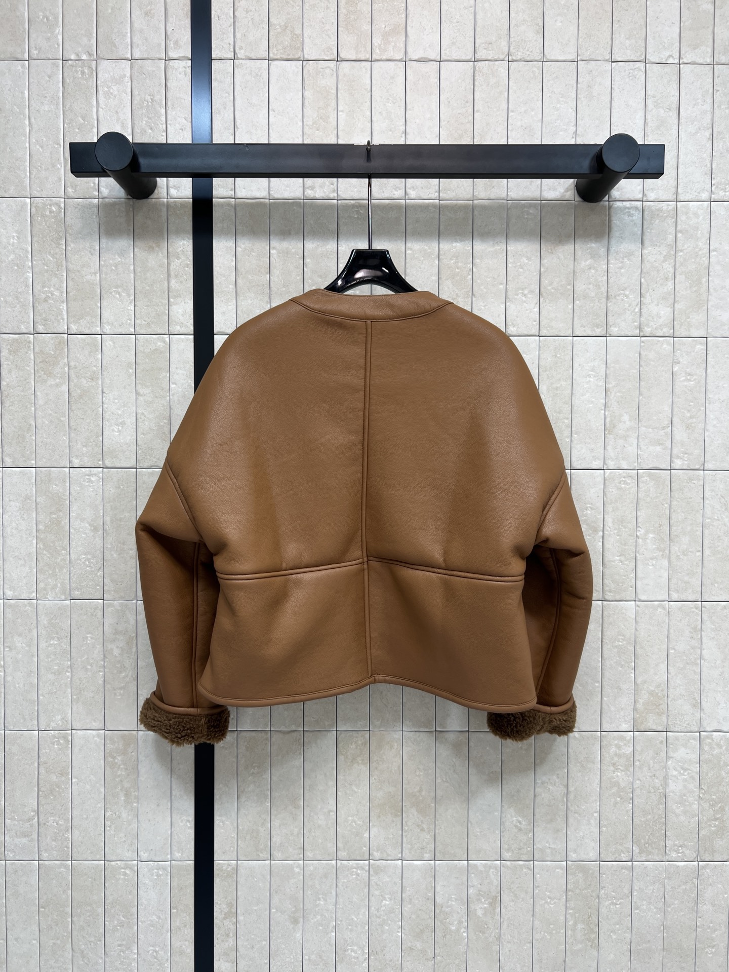 LW家 26早春新款 皮毛一体V领外套 外层皮革+内里羊羔毛 保暖力满分 宽松廓形+V领单排扣 袖口卷边