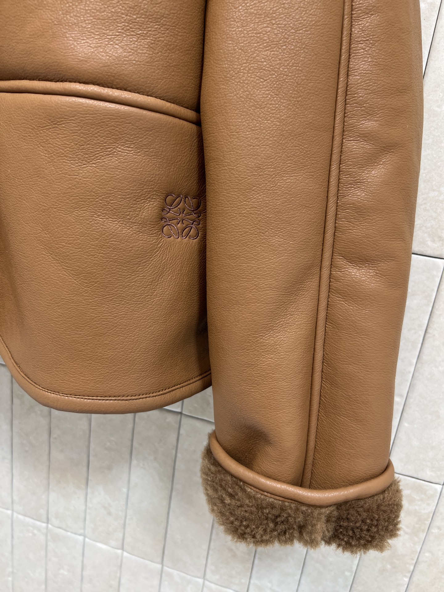 LW家 26早春新款 皮毛一体V领外套 外层皮革+内里羊羔毛 保暖力满分 宽松廓形+V领单排扣 袖口卷边