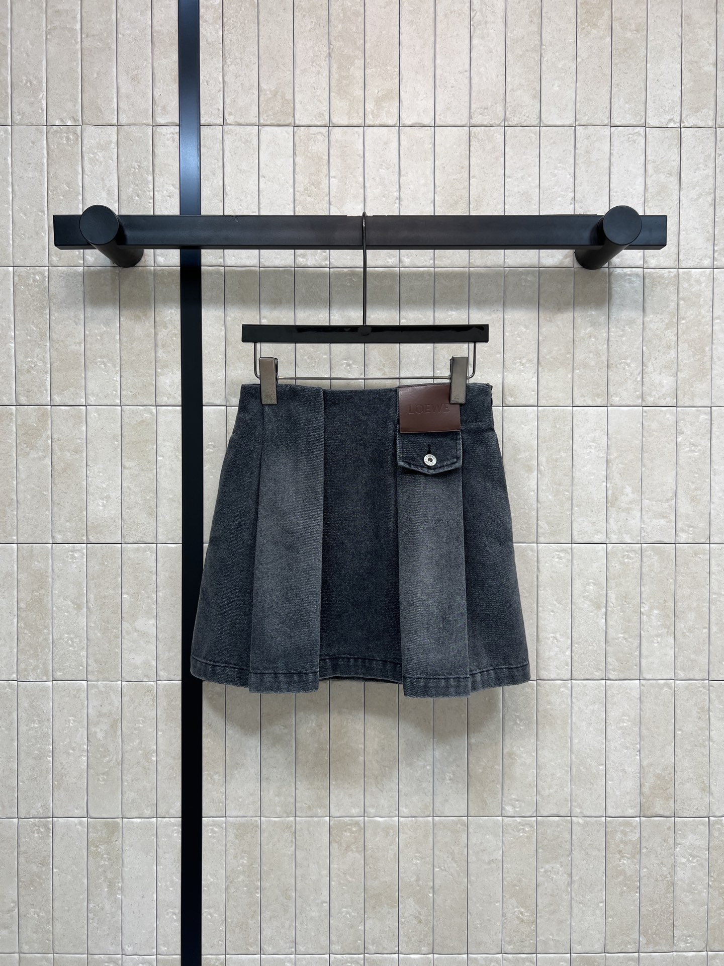 NO:655704,LW Home 26 early spring new style Leather brand logo denim pleated short skirt High waist pleated A-line version Leather logo embellishment Low-key and recognizable High-quality denim Wear-resistant and comfortable The upper body is huge and good-looking Super long legs Perfectly cover the thigh flesh Looks good with any clothes Fashionable and retro  Two colors and four sizes Size/S-M-L- XL,,skirts,jackets & coats,alexander wang19860909LW家 26早春新款 皮牌logo牛仔压褶短裙 高腰压褶A字版型 皮革Logo点缀 低调又有辨识度 高品质牛仔布 耐磨舒适 上身巨好看 超显腿长 完美遮住大腿肉肉 搭配任何衣服都好看 时尚复古百搭不容易出错 任何身材都不挑 日常穿搭或配短外套都很出彩 轻松切换青春or简约风 两色四码Size/S-M-L- XL,,skirts,jackets & coats,alexander wang,Women's clothing