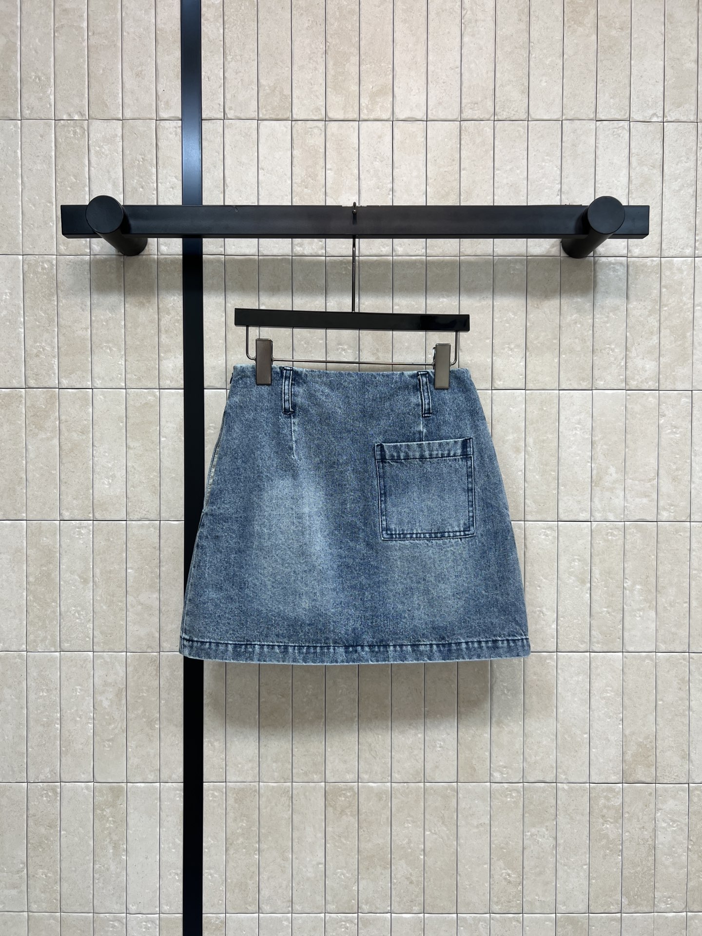 LW家 26早春新款 皮牌logo牛仔压褶短裙 高腰压褶A字版型 皮革Logo点缀 低调又有辨识度 高品