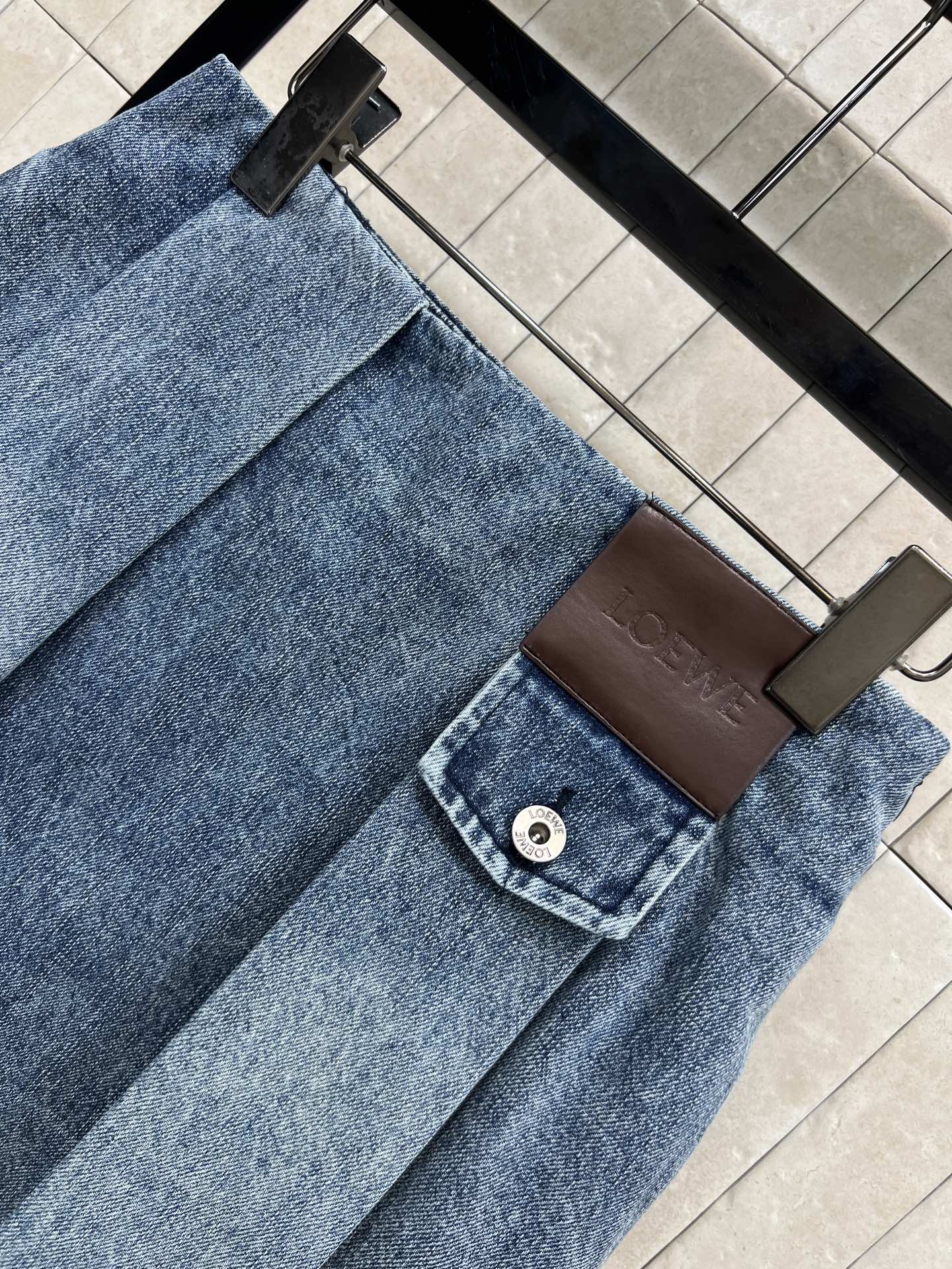 LW家 26早春新款 皮牌logo牛仔压褶短裙 高腰压褶A字版型 皮革Logo点缀 低调又有辨识度 高品