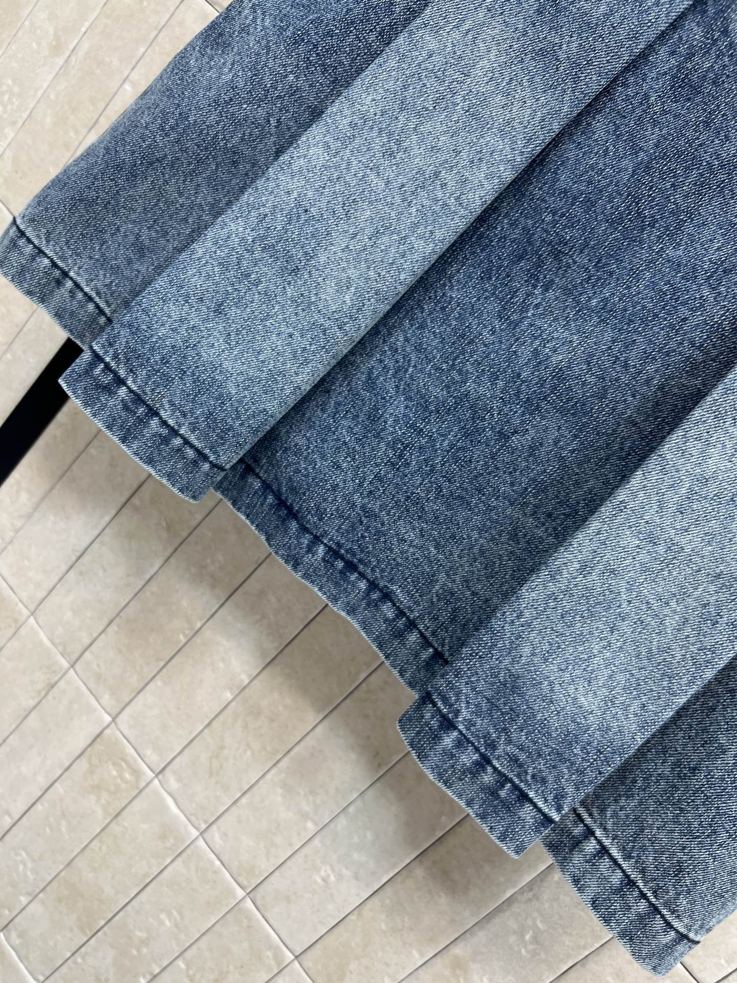 LW家 26早春新款 皮牌logo牛仔压褶短裙 高腰压褶A字版型 皮革Logo点缀 低调又有辨识度 高品