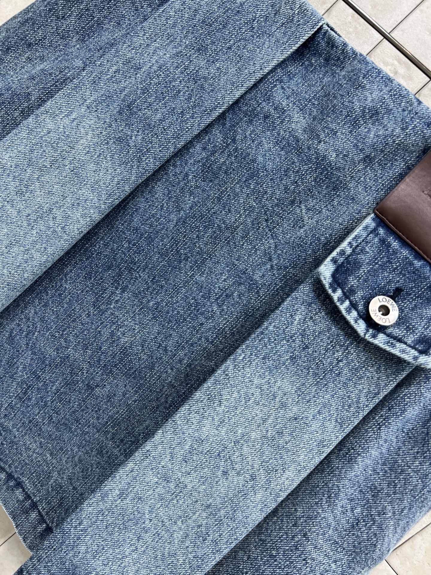 LW家 26早春新款 皮牌logo牛仔压褶短裙 高腰压褶A字版型 皮革Logo点缀 低调又有辨识度 高品